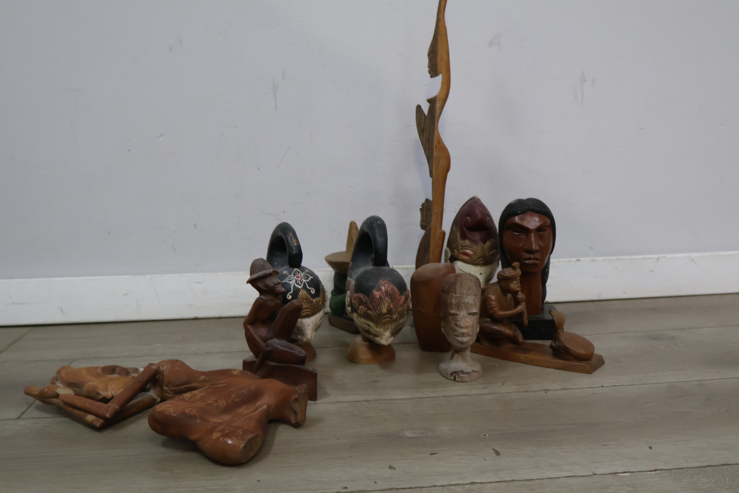 Lot houten sierhouten beelden en maskers – foto 4 – kavel bij GSD Auctions, Zoeterwoude