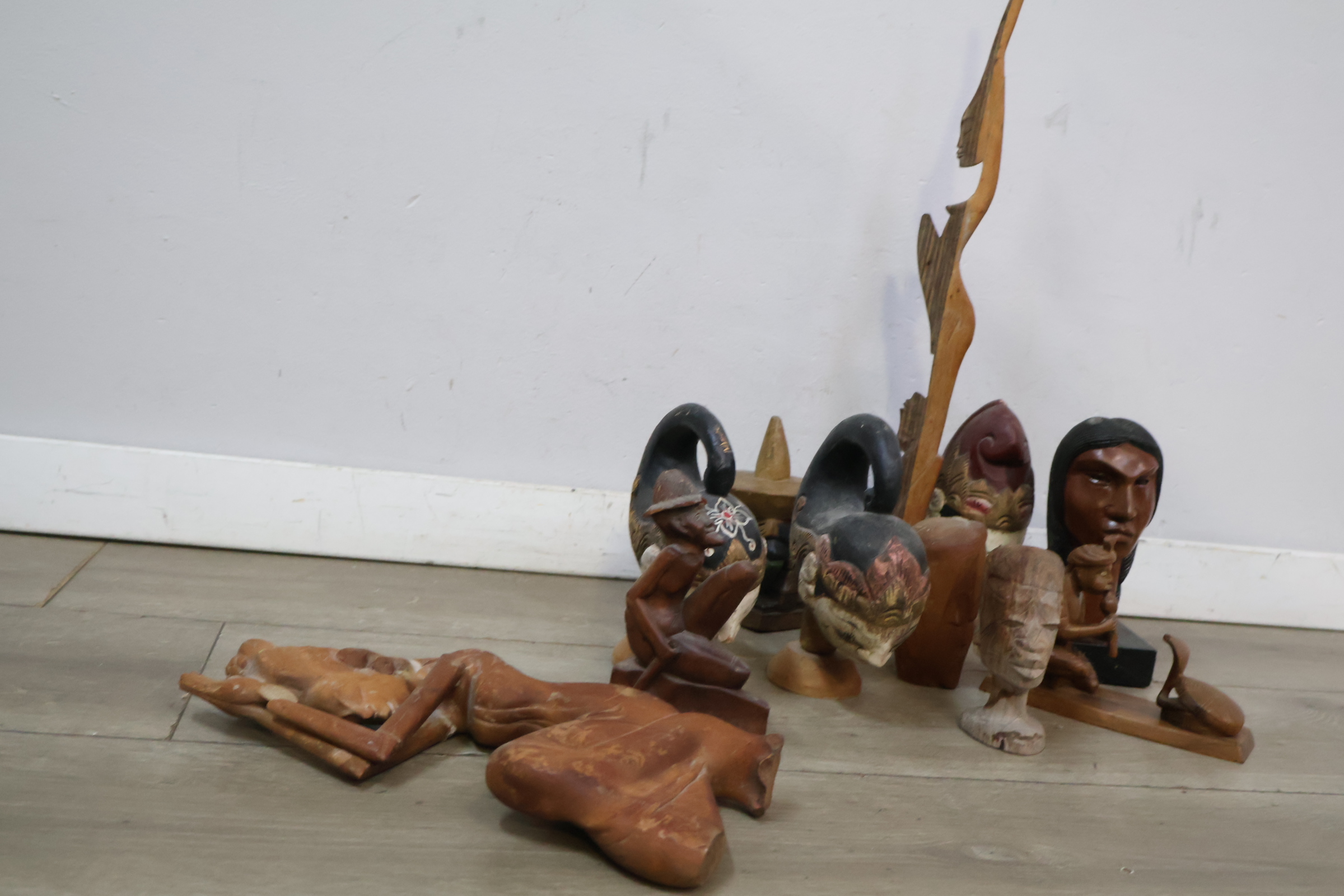 Lot houten sierhouten beelden en maskers – foto 5 – kavel bij GSD Auctions, Zoeterwoude