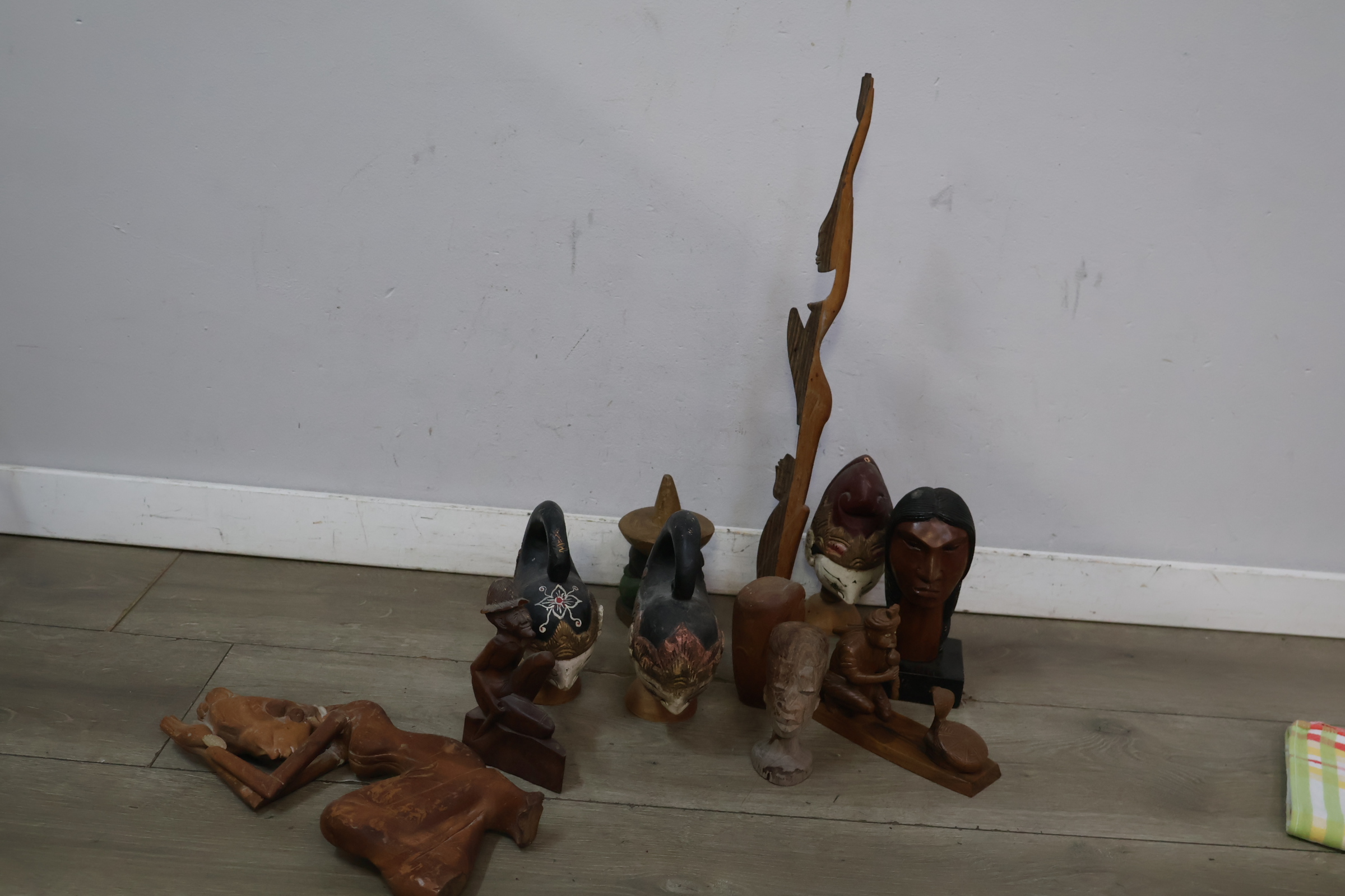 Lot houten sierhouten beelden en maskers – foto 6 – kavel bij GSD Auctions, Zoeterwoude
