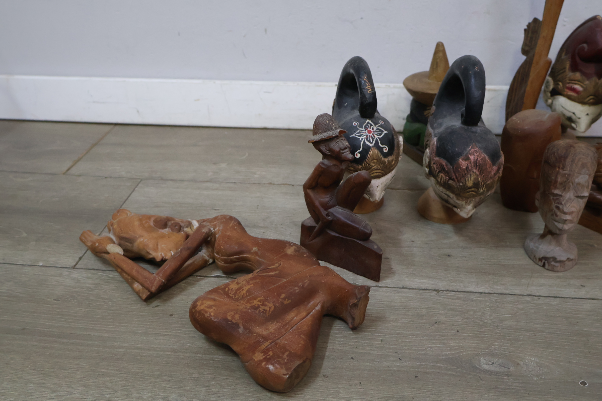 Lot houten sierhouten beelden en maskers – foto 7 – kavel bij GSD Auctions, Zoeterwoude