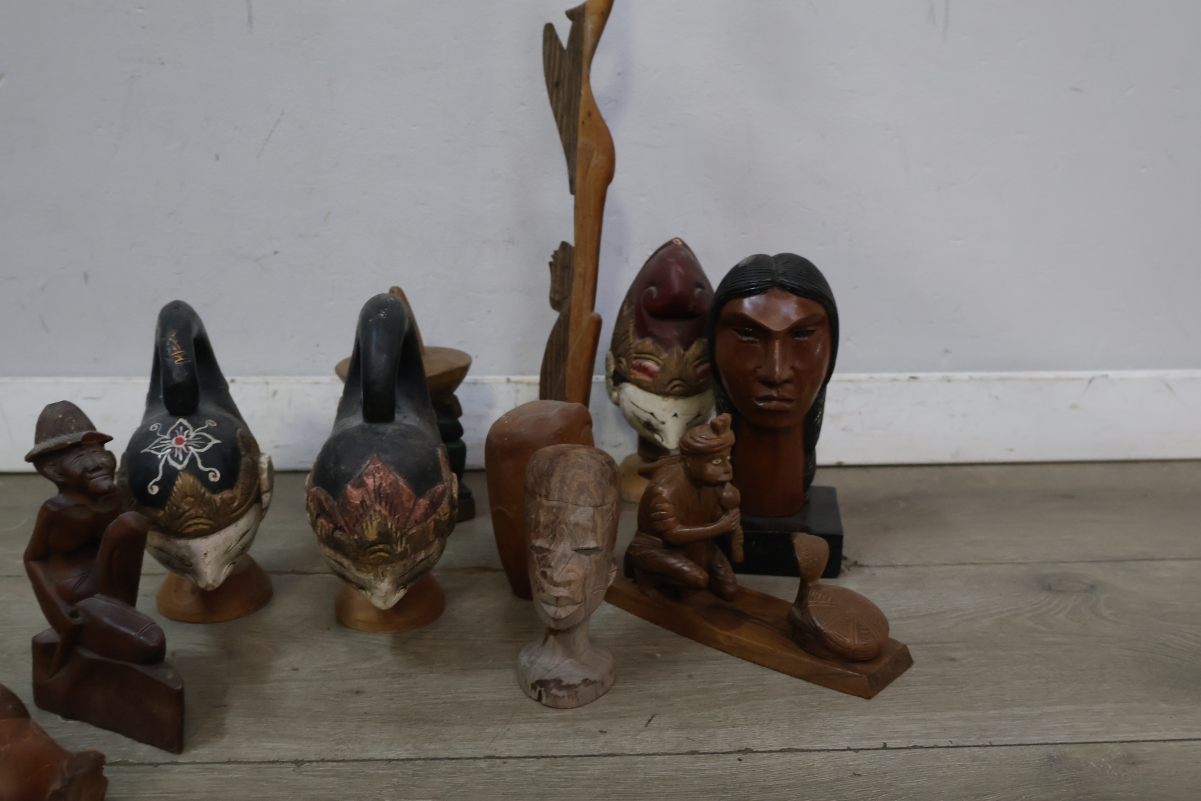 Lot houten sierhouten beelden en maskers – foto 8 – kavel bij GSD Auctions, Zoeterwoude