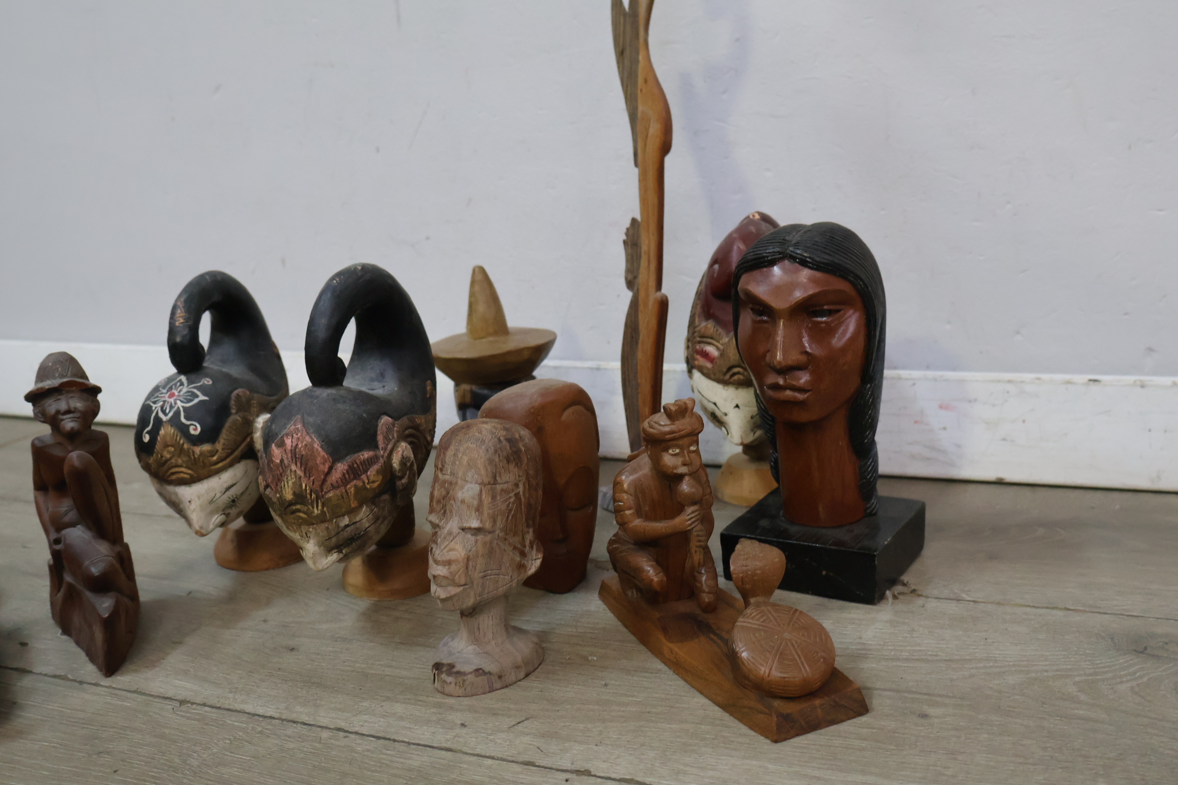 Lot houten sierhouten beelden en maskers – foto 9 – kavel bij GSD Auctions, Zoeterwoude