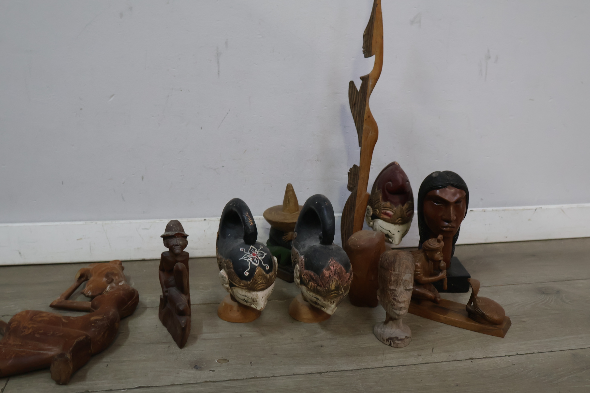 Lot houten sierhouten beelden en maskers – foto 10 – kavel bij GSD Auctions, Zoeterwoude