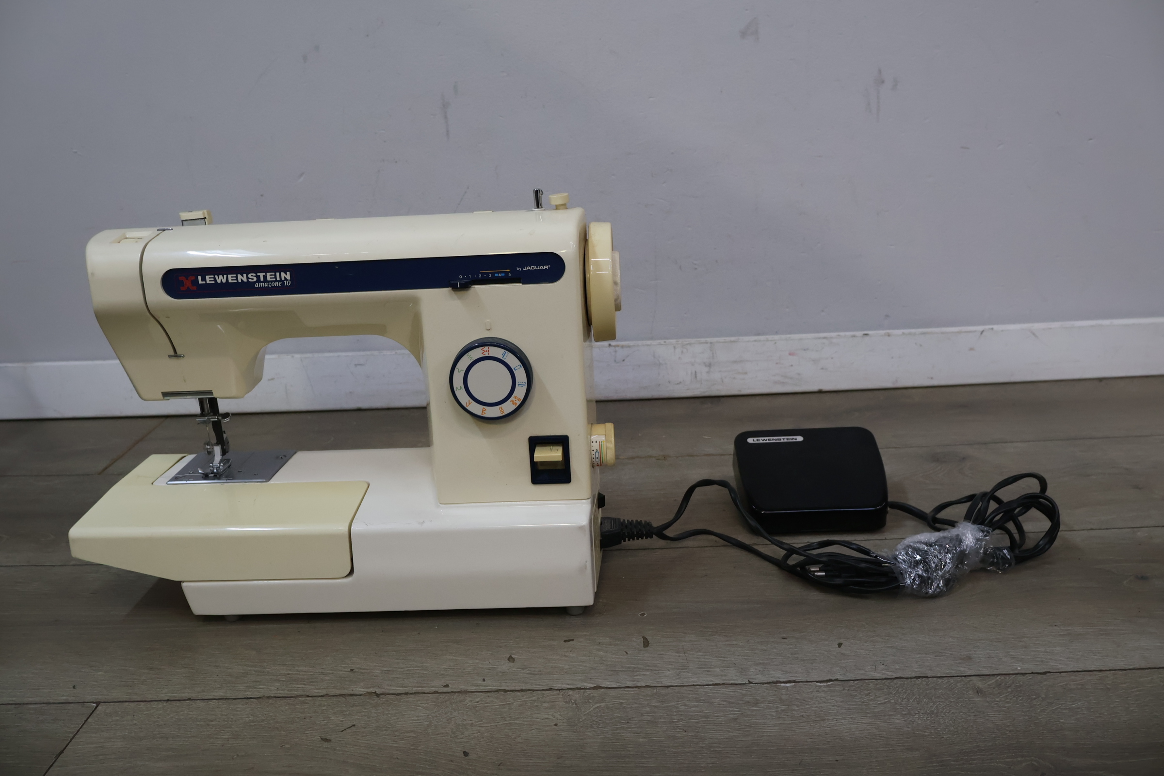 Lewenstein Amazone 10 Naaimachine met Voetpedaal – foto 3 – kavel bij GSD Auctions, Zoeterwoude