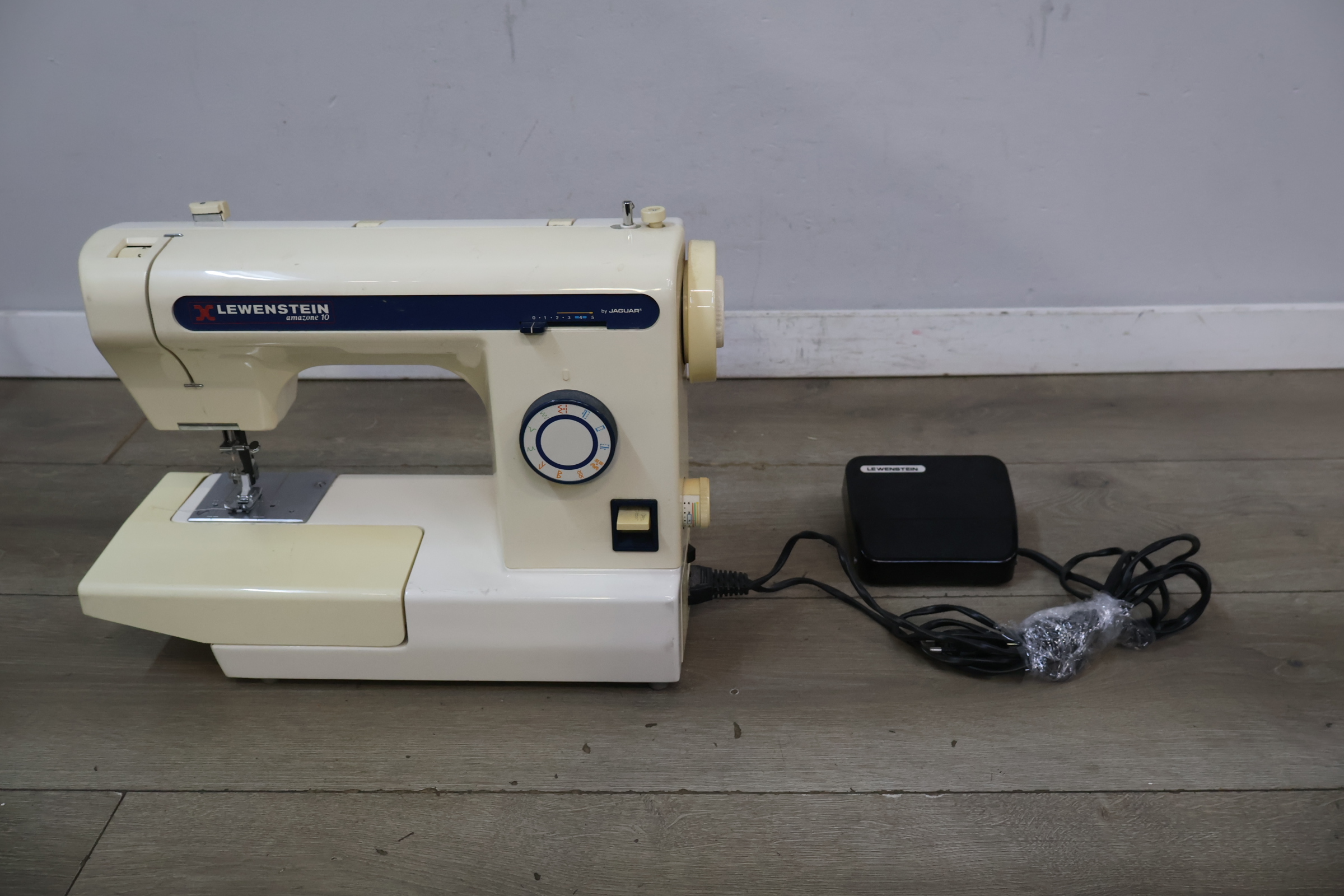 Lewenstein Amazone 10 Naaimachine met Voetpedaal – foto 4 – kavel bij GSD Auctions, Zoeterwoude