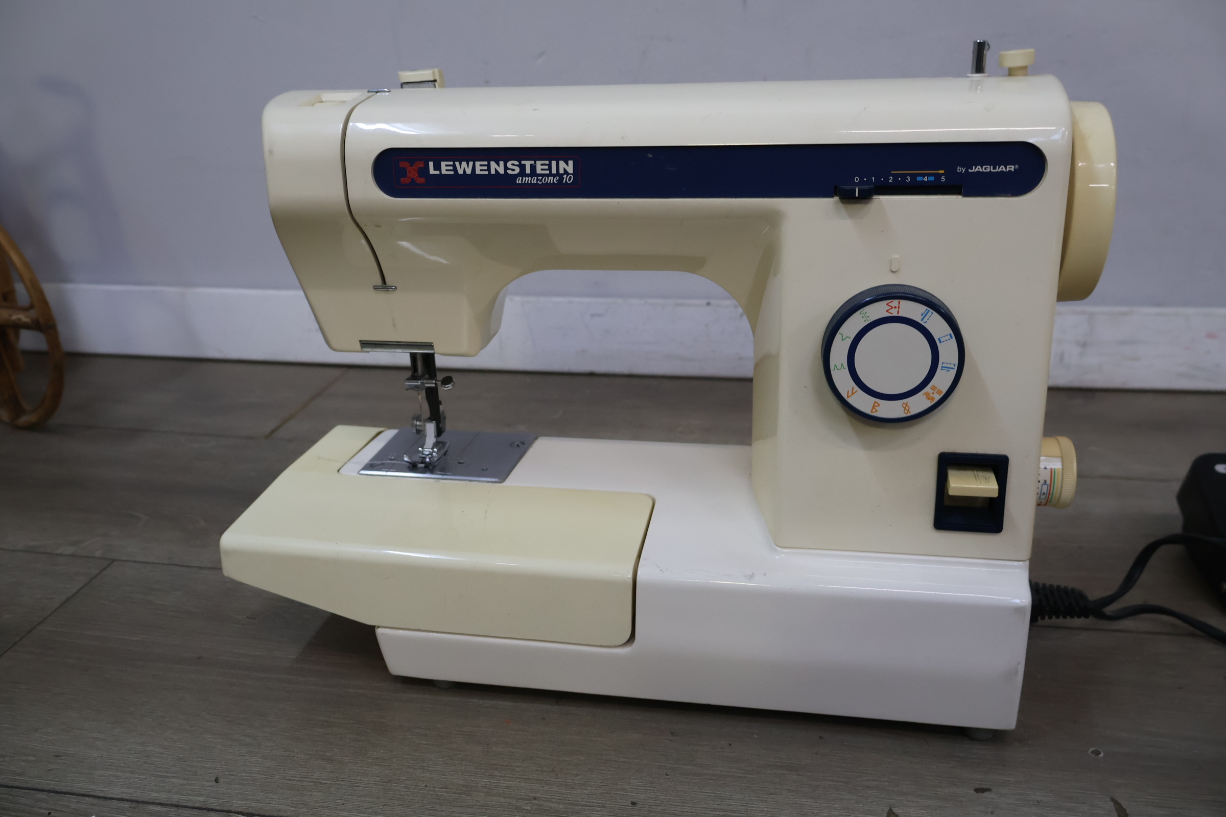 Lewenstein Amazone 10 Naaimachine met Voetpedaal – foto 6 – kavel bij GSD Auctions, Zoeterwoude