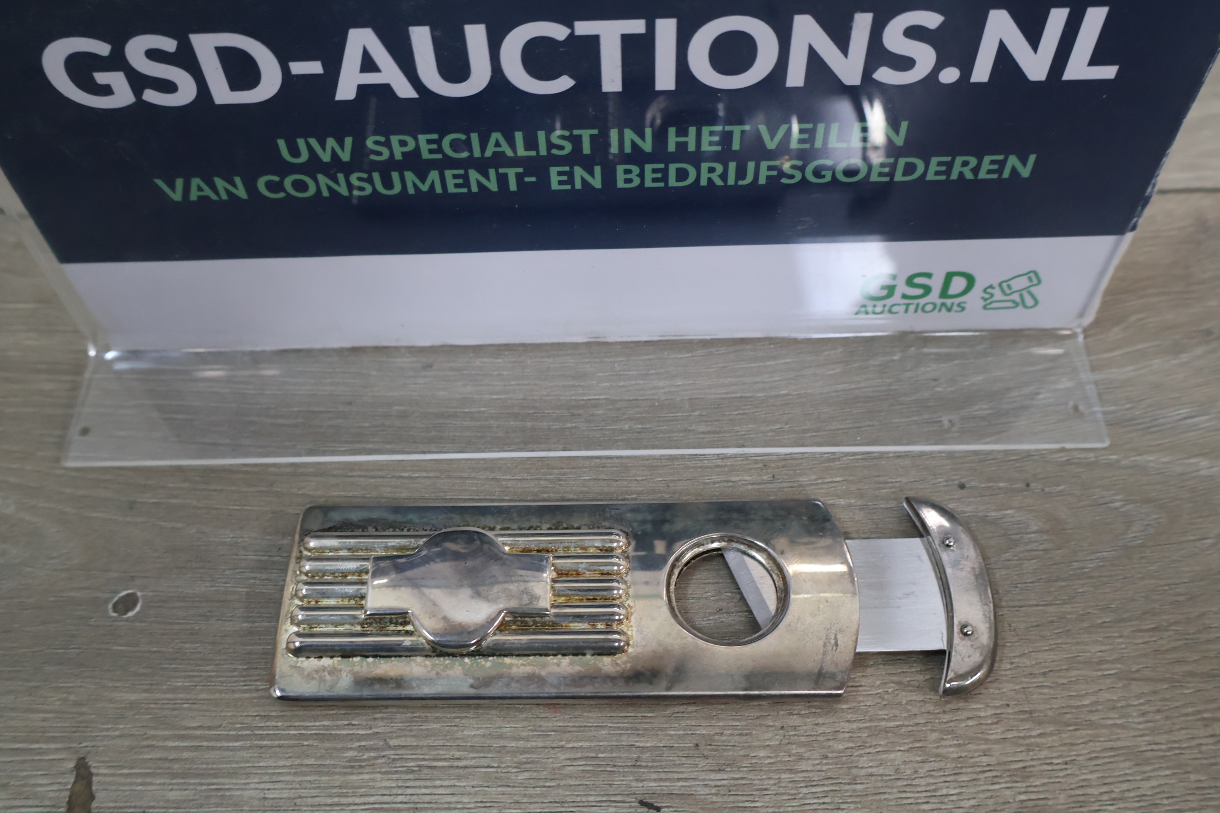 Vintage metalen aansteker met uitschuifbare opener – kavel bij GSD Auctions, Zoeterwoude