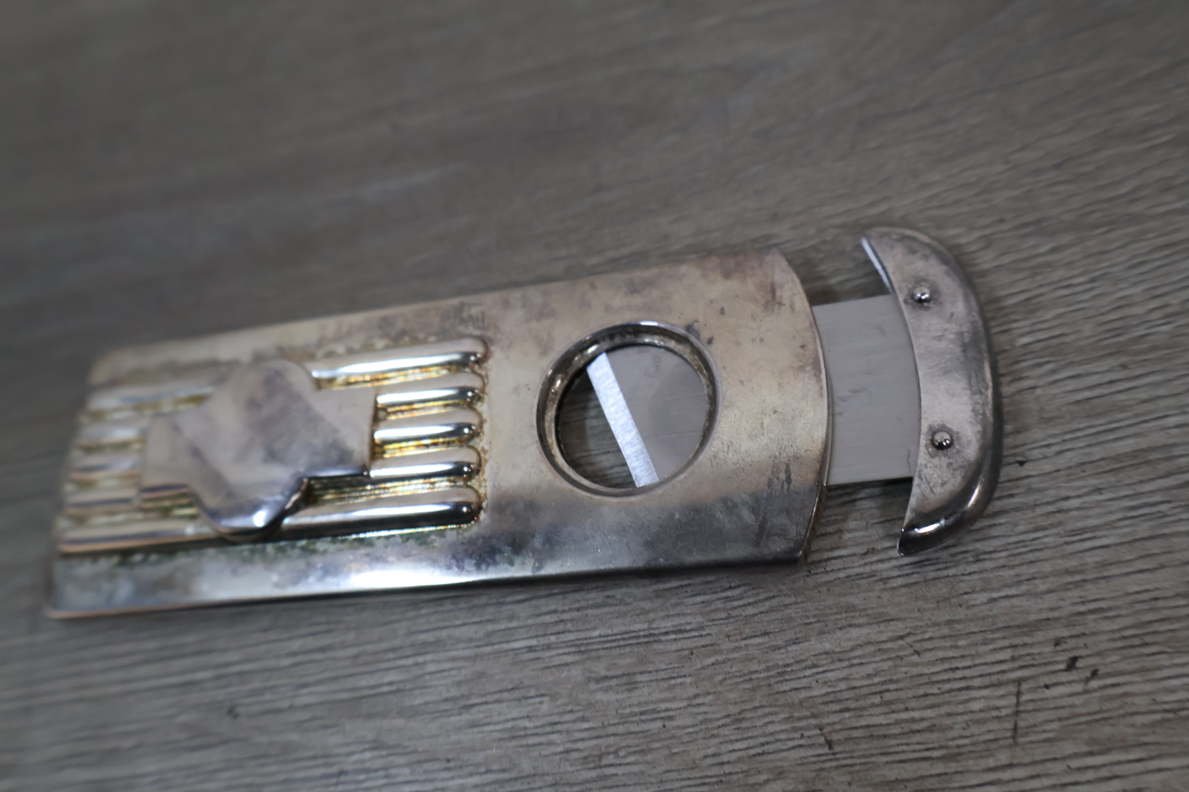Vintage metalen aansteker met uitschuifbare opener – foto 5 – kavel bij GSD Auctions, Zoeterwoude