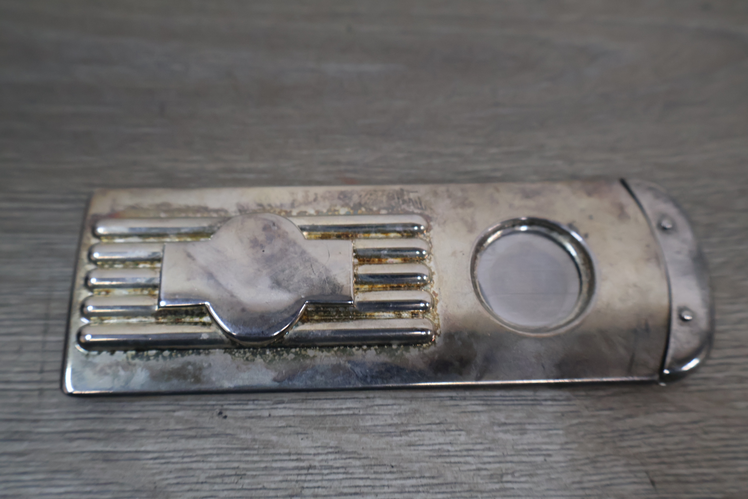 Vintage metalen aansteker met uitschuifbare opener – foto 6 – kavel bij GSD Auctions, Zoeterwoude