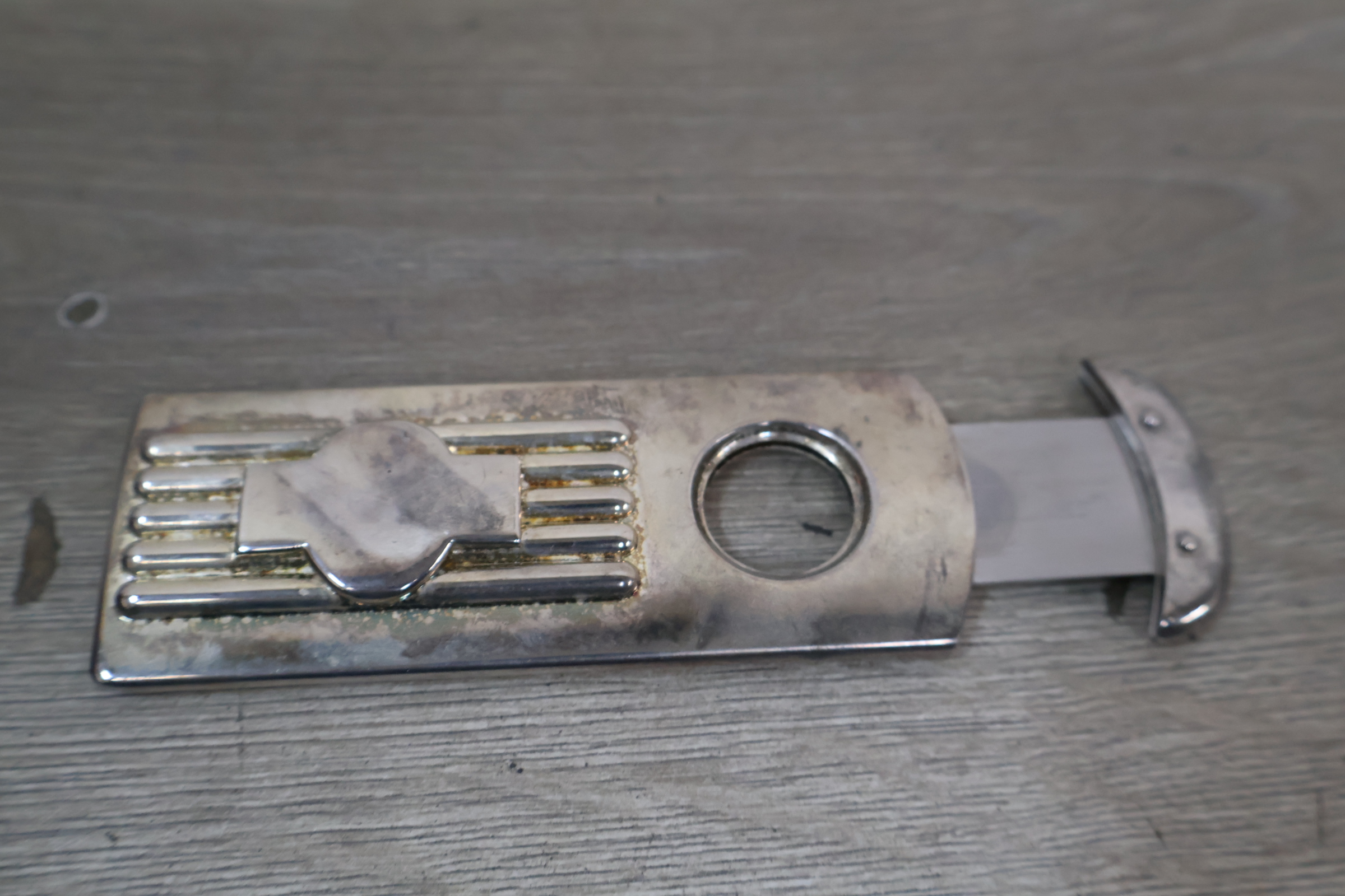 Vintage metalen aansteker met uitschuifbare opener – foto 7 – kavel bij GSD Auctions, Zoeterwoude