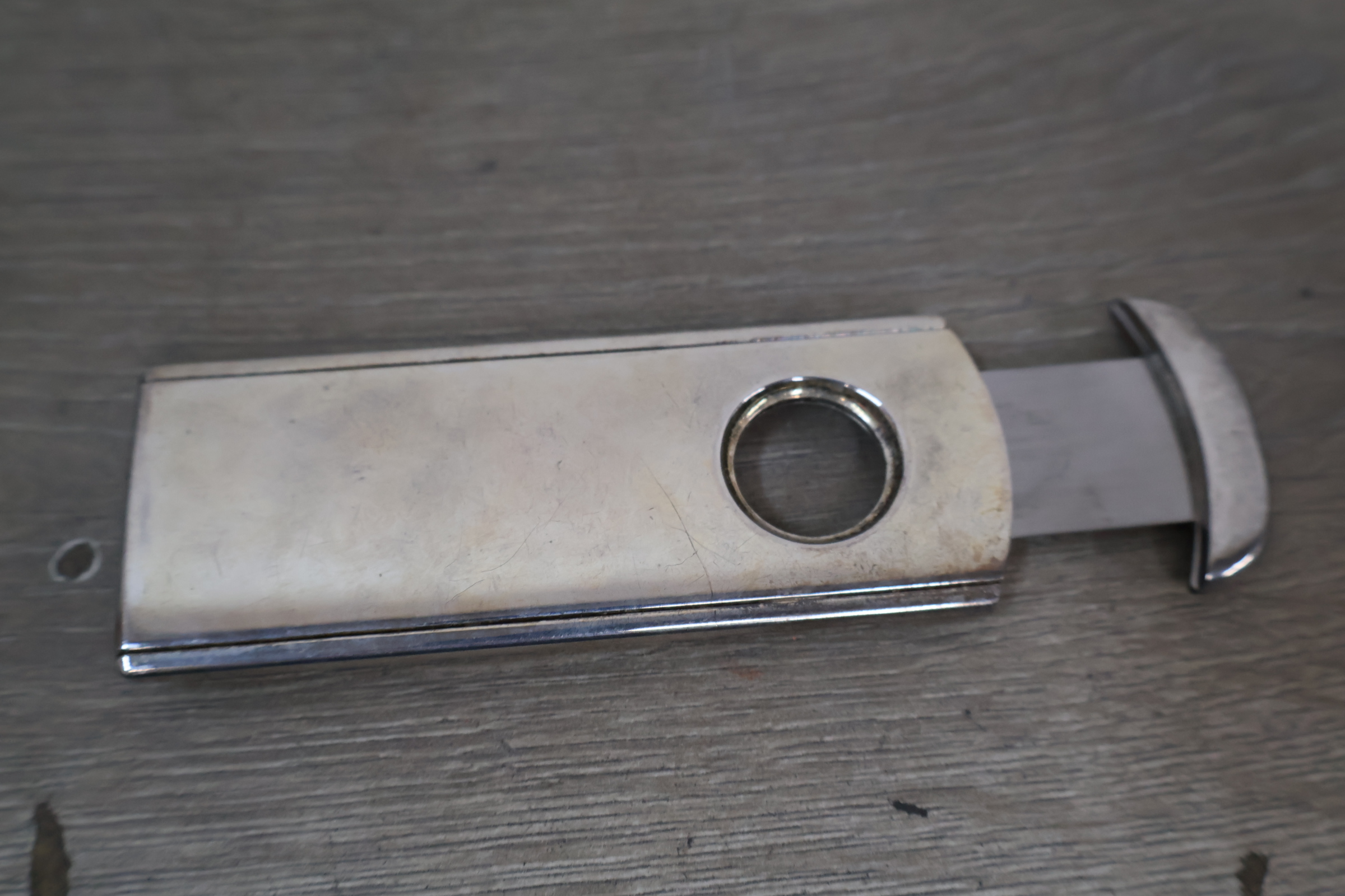 Vintage metalen aansteker met uitschuifbare opener – foto 8 – kavel bij GSD Auctions, Zoeterwoude