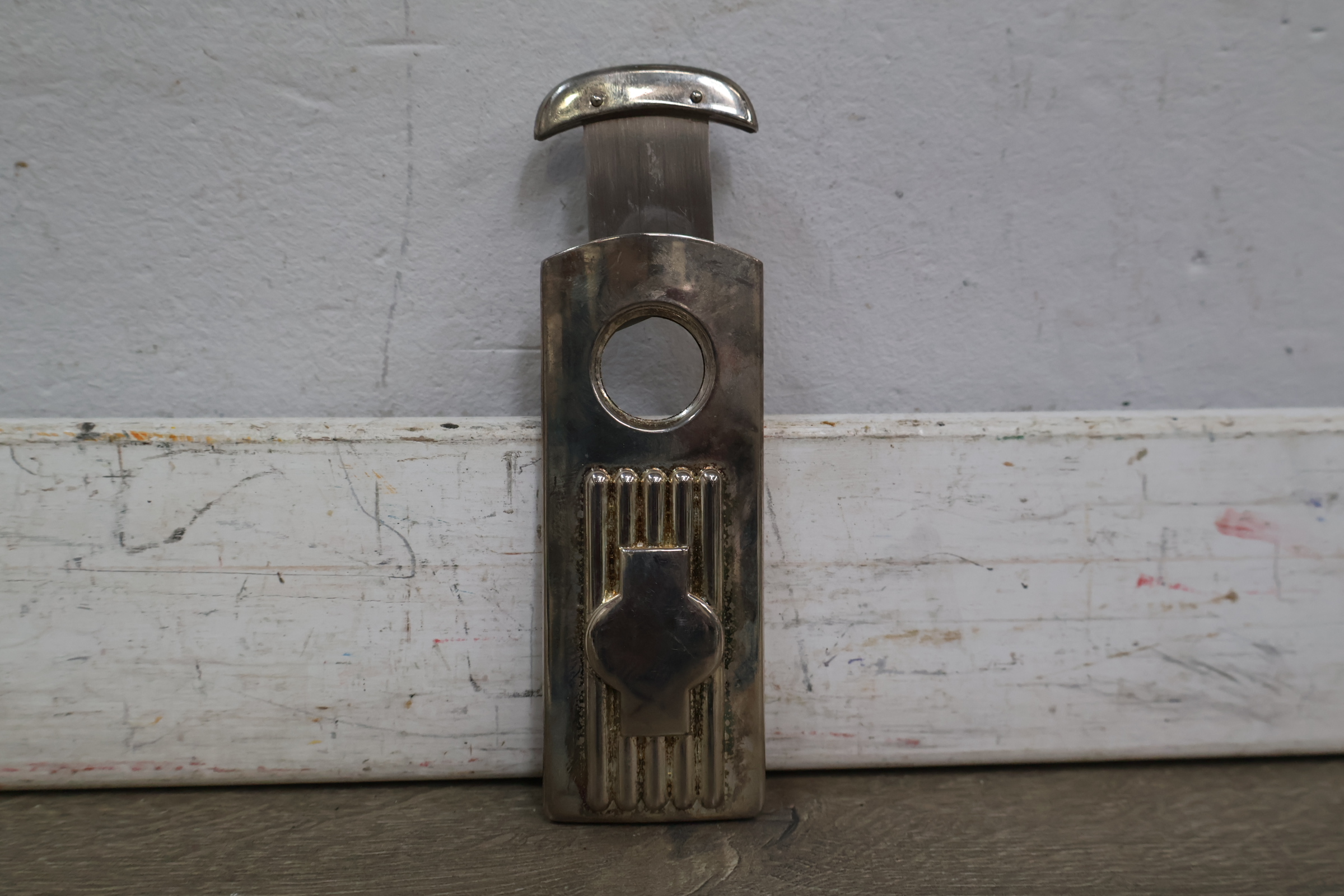 Vintage metalen aansteker met uitschuifbare opener – foto 9 – kavel bij GSD Auctions, Zoeterwoude