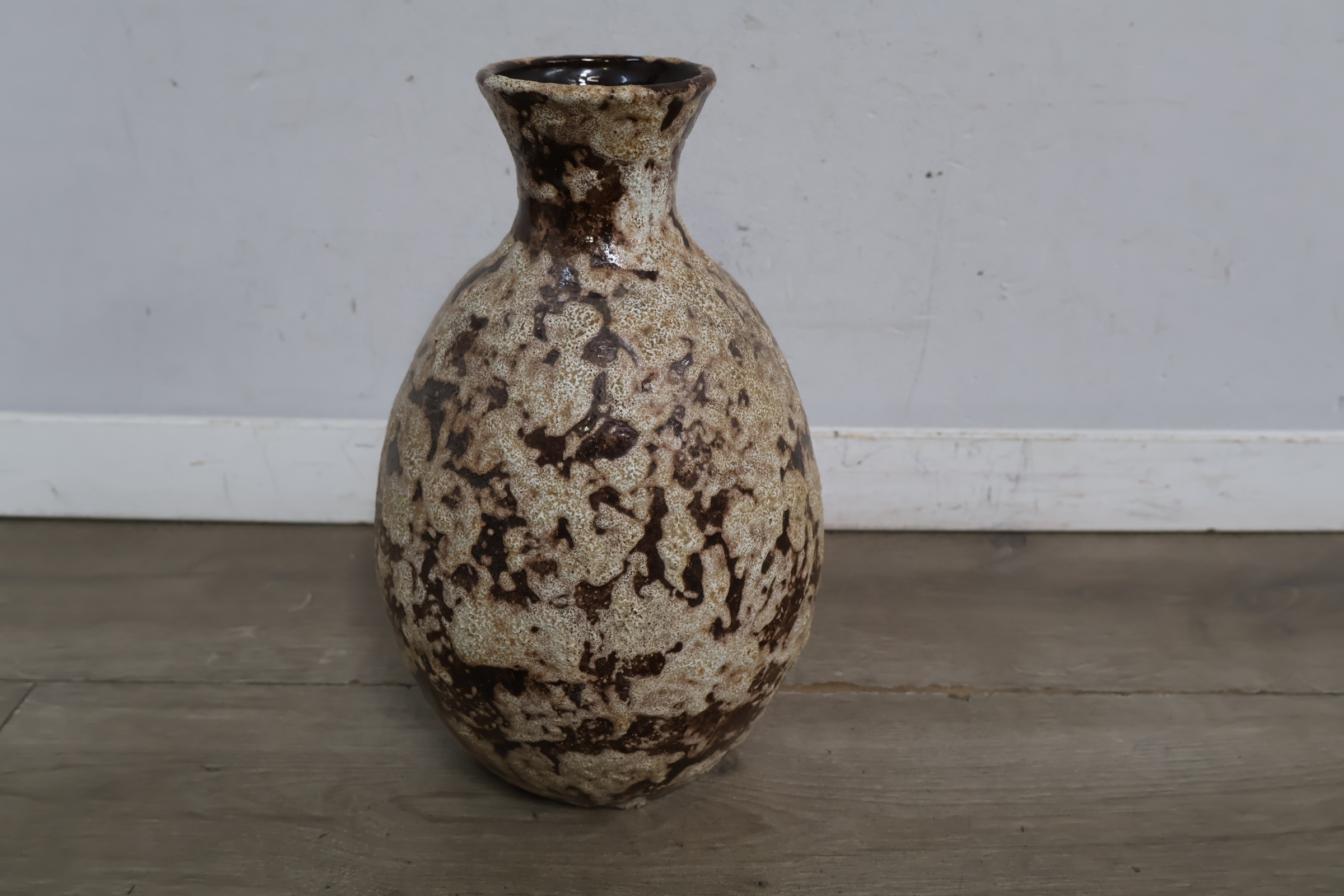 Vintage keramische vaas met bruin beige patroon – foto 3 – kavel bij GSD Auctions, Zoeterwoude