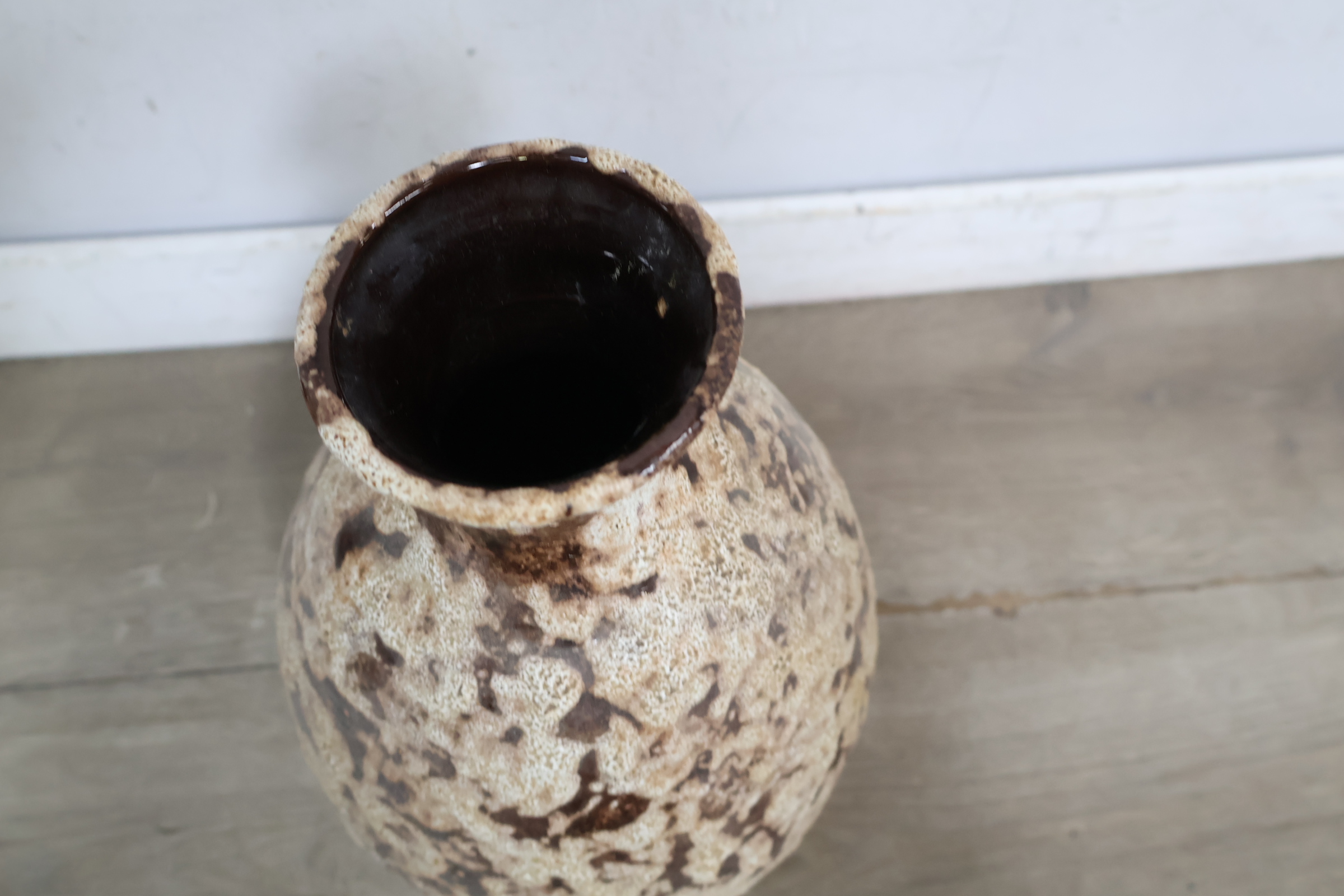 Vintage keramische vaas met bruin beige patroon – foto 6 – kavel bij GSD Auctions, Zoeterwoude