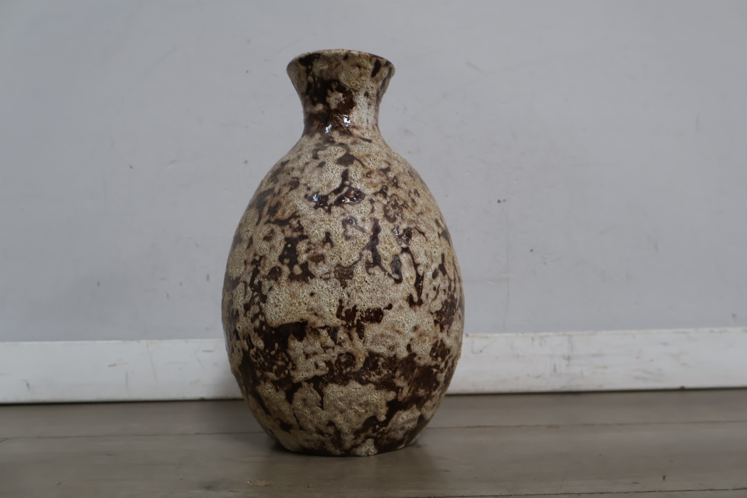 Vintage keramische vaas met bruin beige patroon – foto 7 – kavel bij GSD Auctions, Zoeterwoude