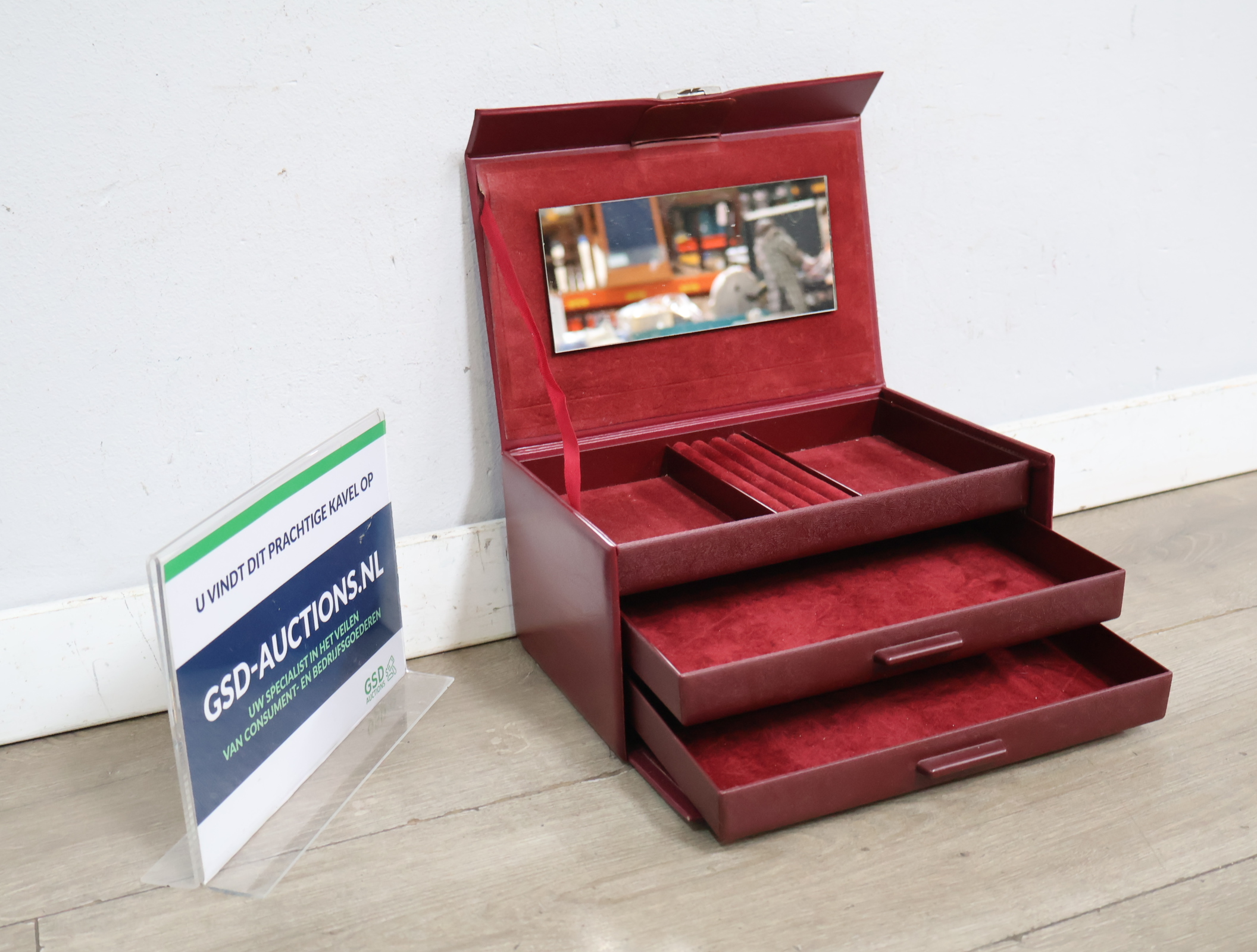 Rood sieradenkistje – foto 2 – kavel bij GSD Auctions, Zoeterwoude