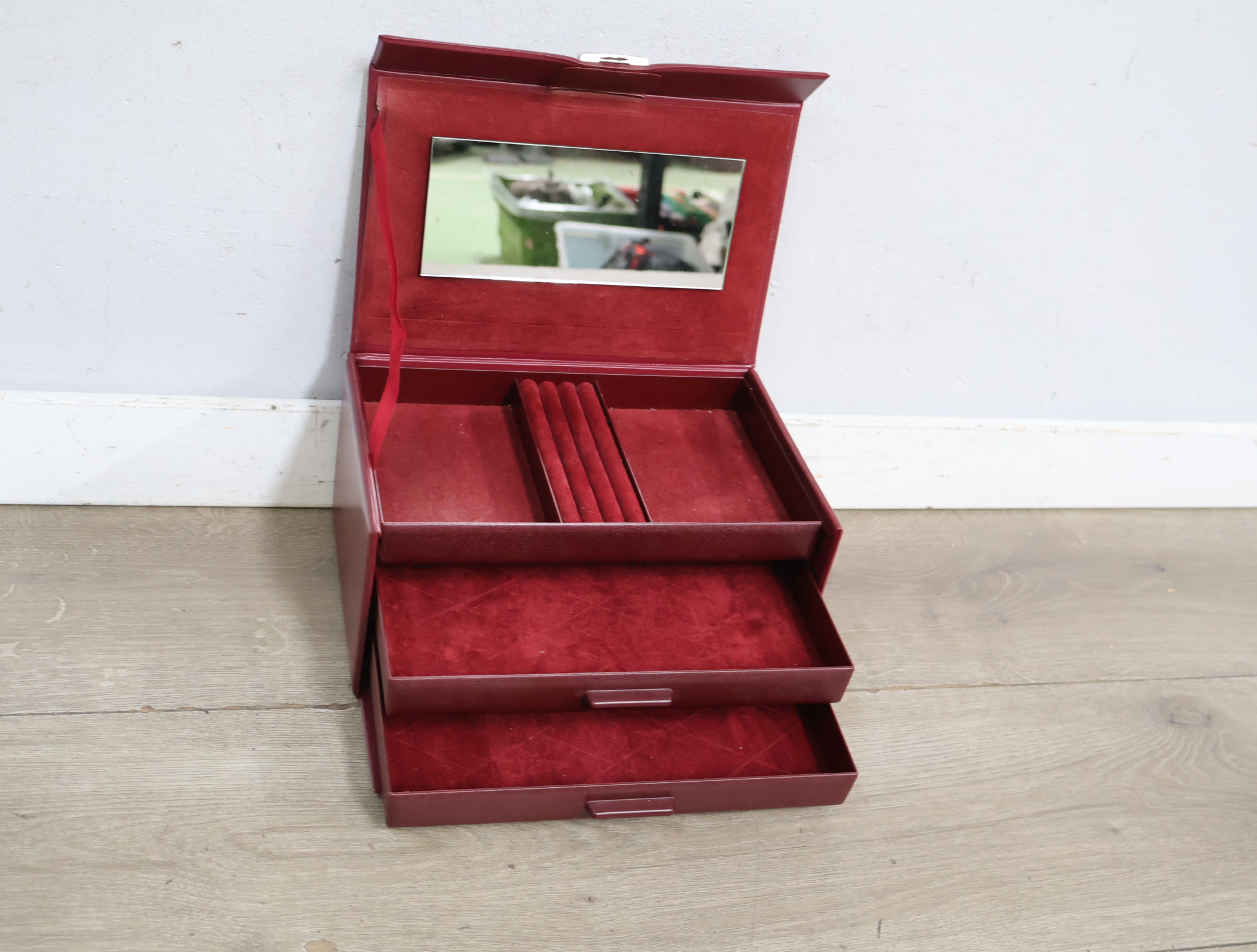 Rood sieradenkistje – foto 3 – kavel bij GSD Auctions, Zoeterwoude