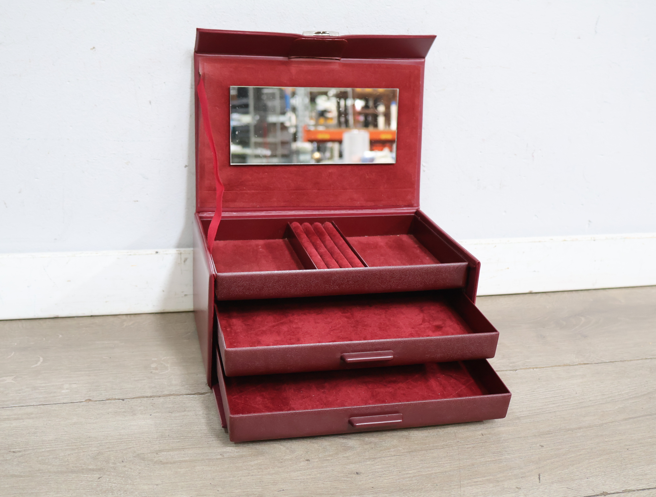 Rood sieradenkistje – foto 4 – kavel bij GSD Auctions, Zoeterwoude