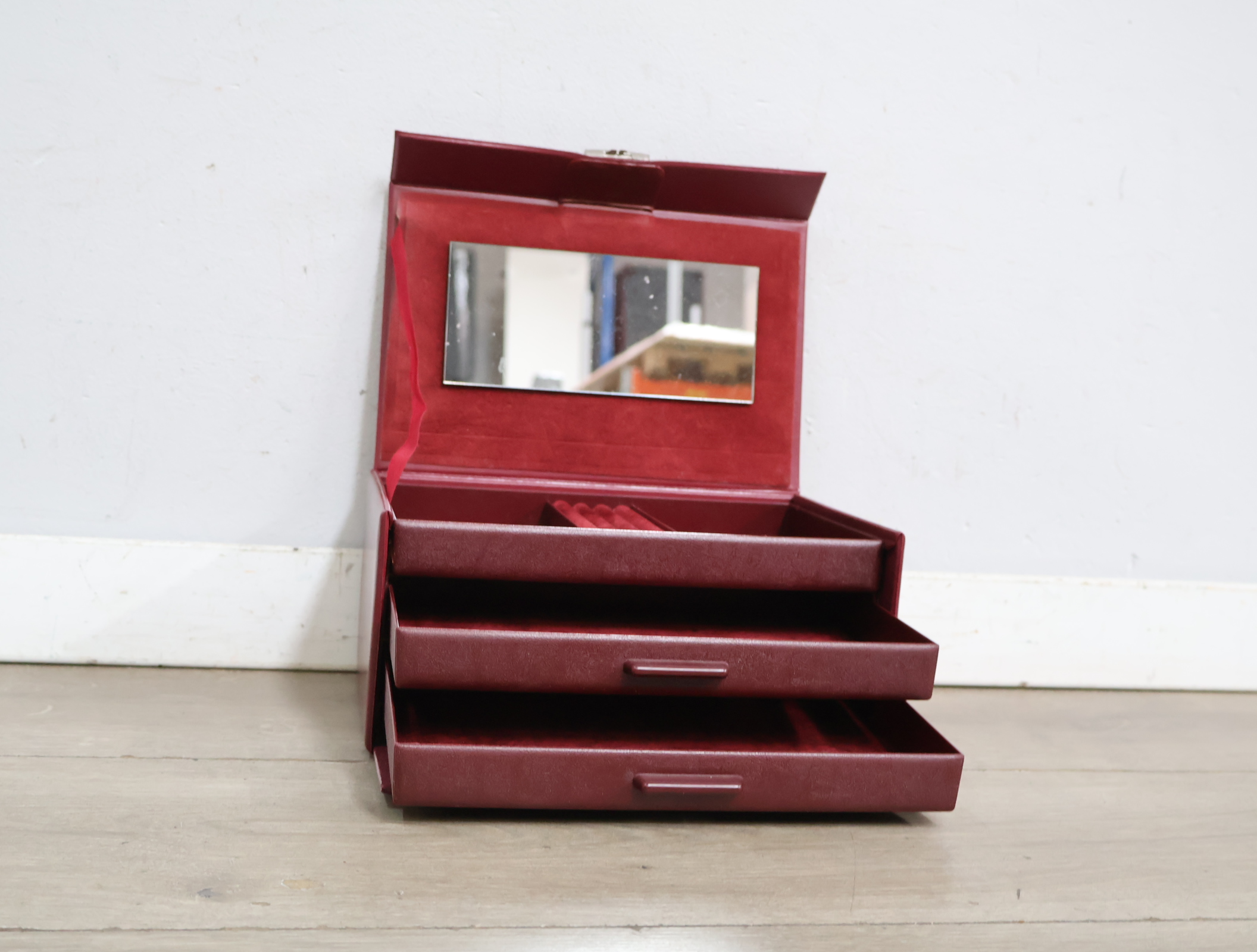 Rood sieradenkistje – foto 5 – kavel bij GSD Auctions, Zoeterwoude