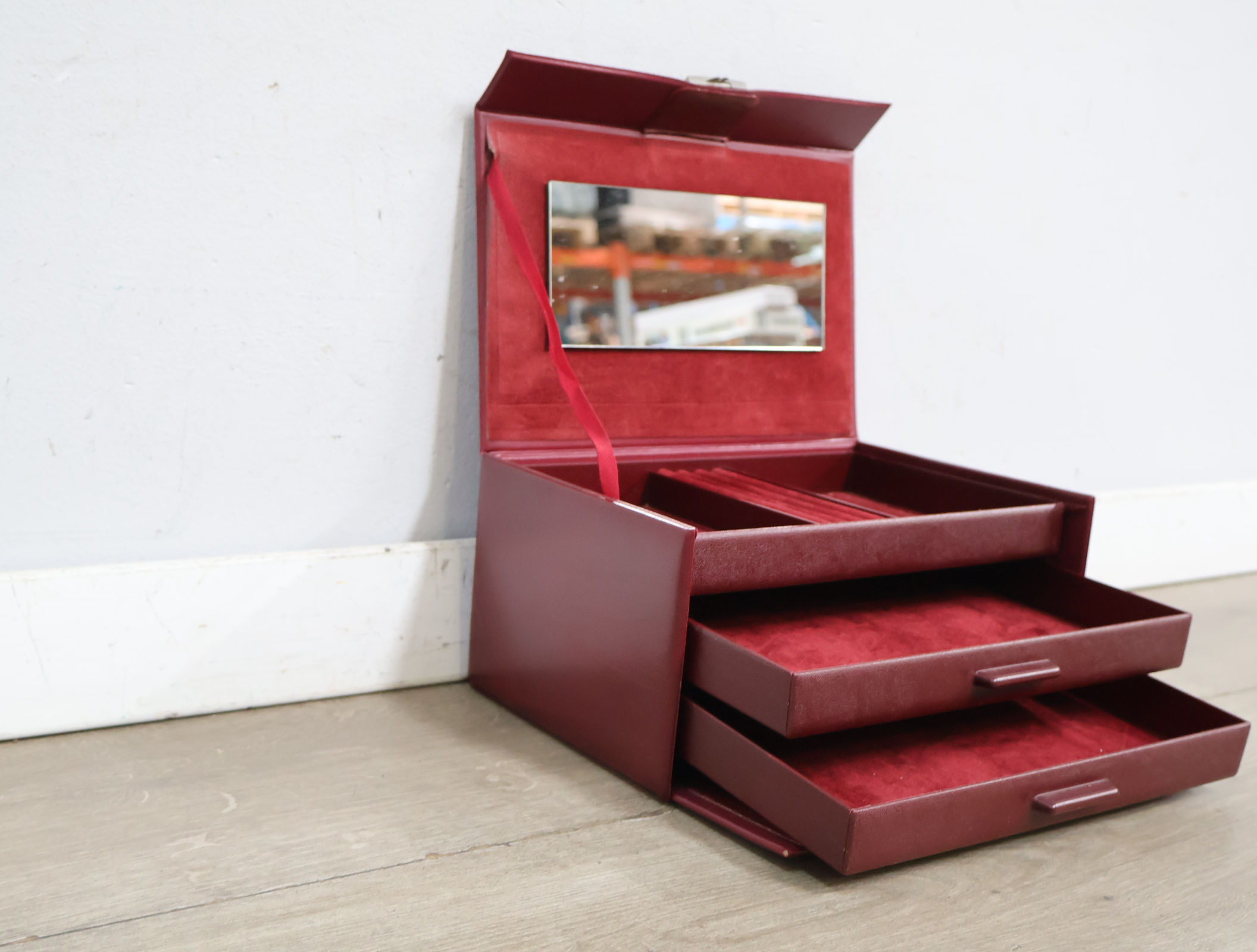 Rood sieradenkistje – foto 6 – kavel bij GSD Auctions, Zoeterwoude