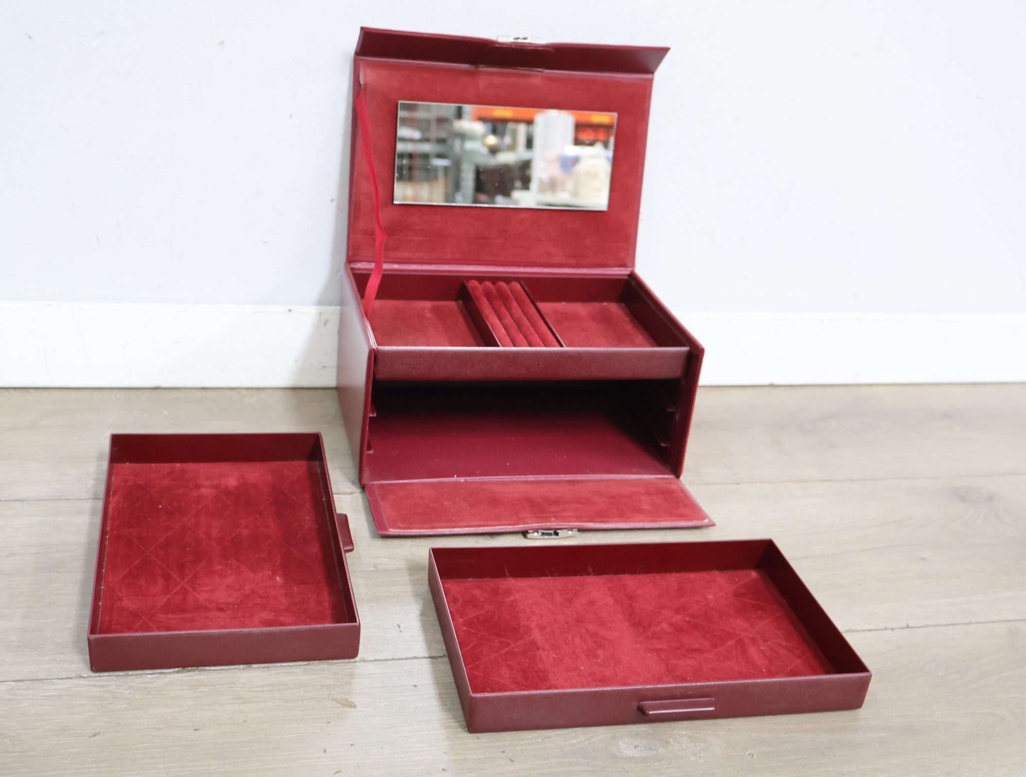 Rood sieradenkistje – foto 7 – kavel bij GSD Auctions, Zoeterwoude