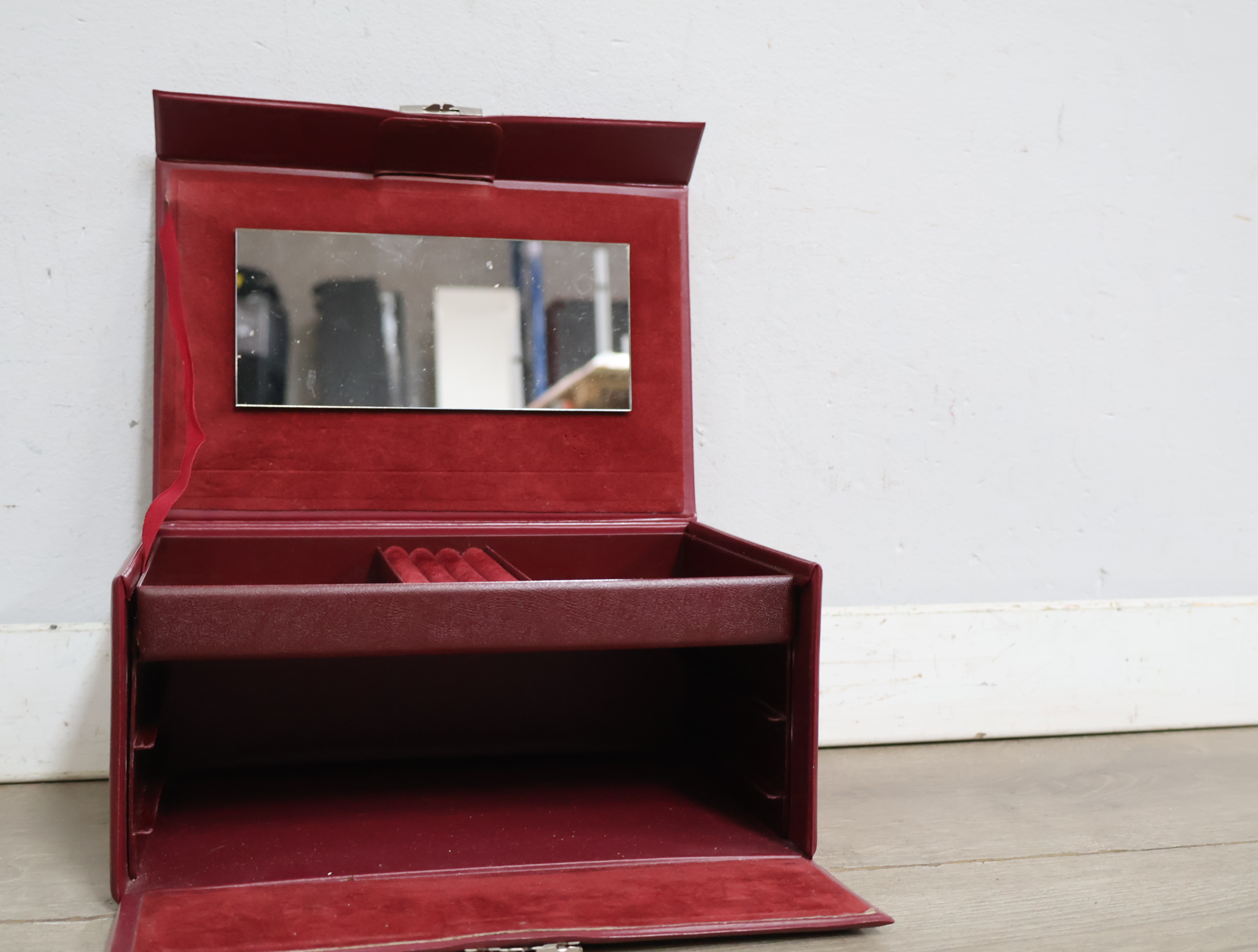 Rood sieradenkistje – foto 8 – kavel bij GSD Auctions, Zoeterwoude