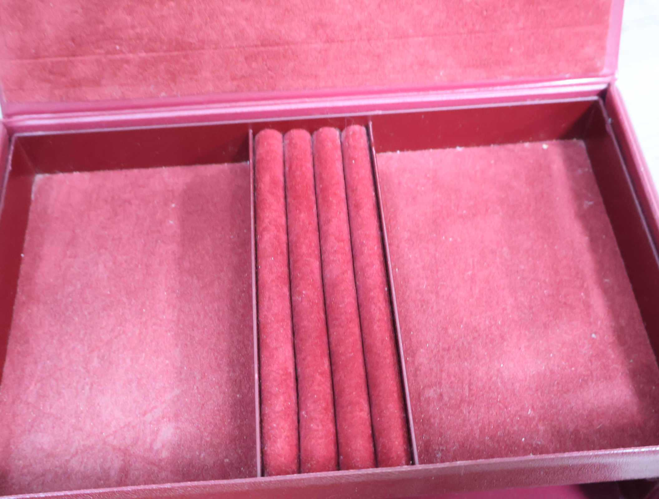 Rood sieradenkistje – foto 10 – kavel bij GSD Auctions, Zoeterwoude