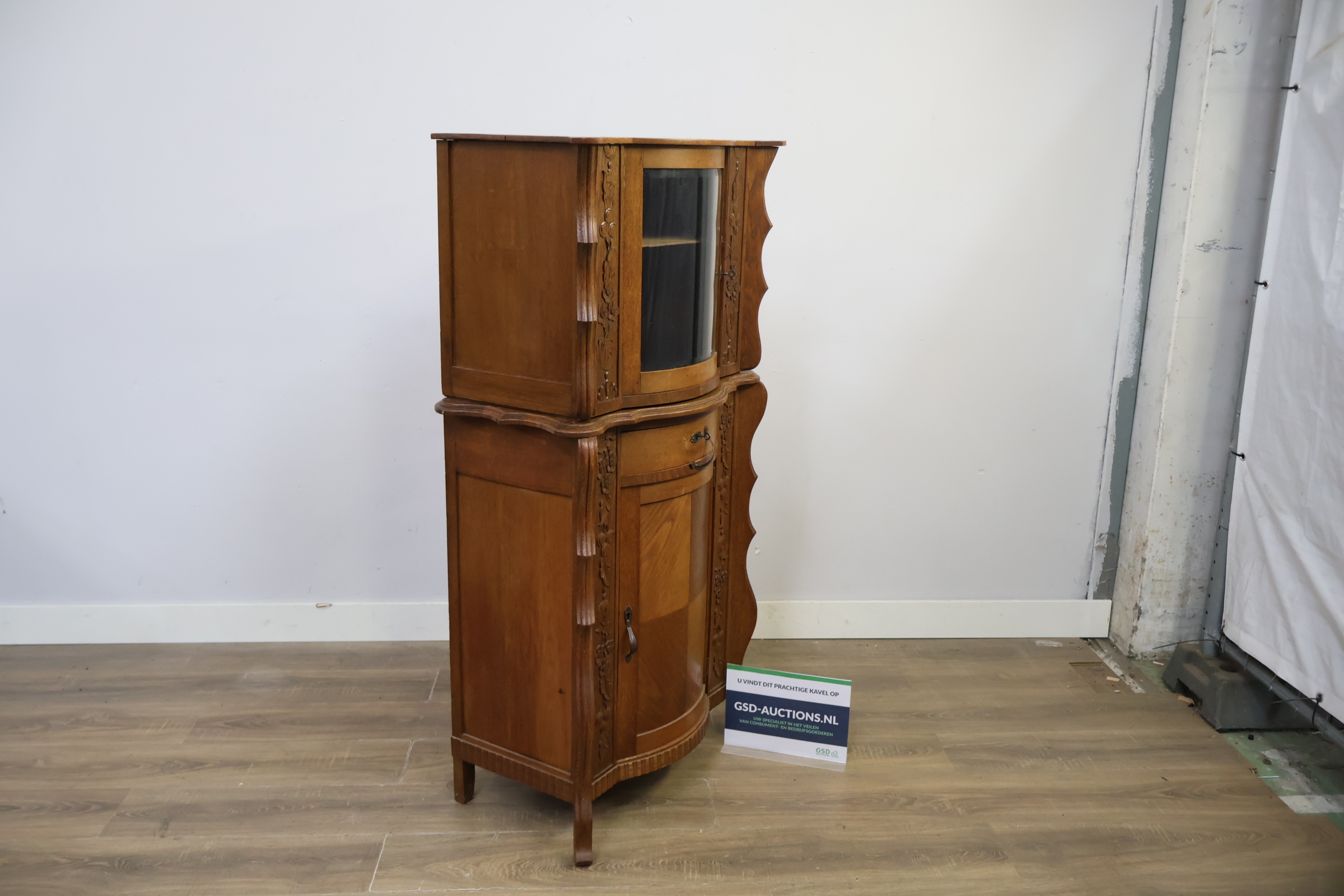 Antieke houten vitrinekast – foto 2 – kavel bij GSD Auctions, Zoeterwoude
