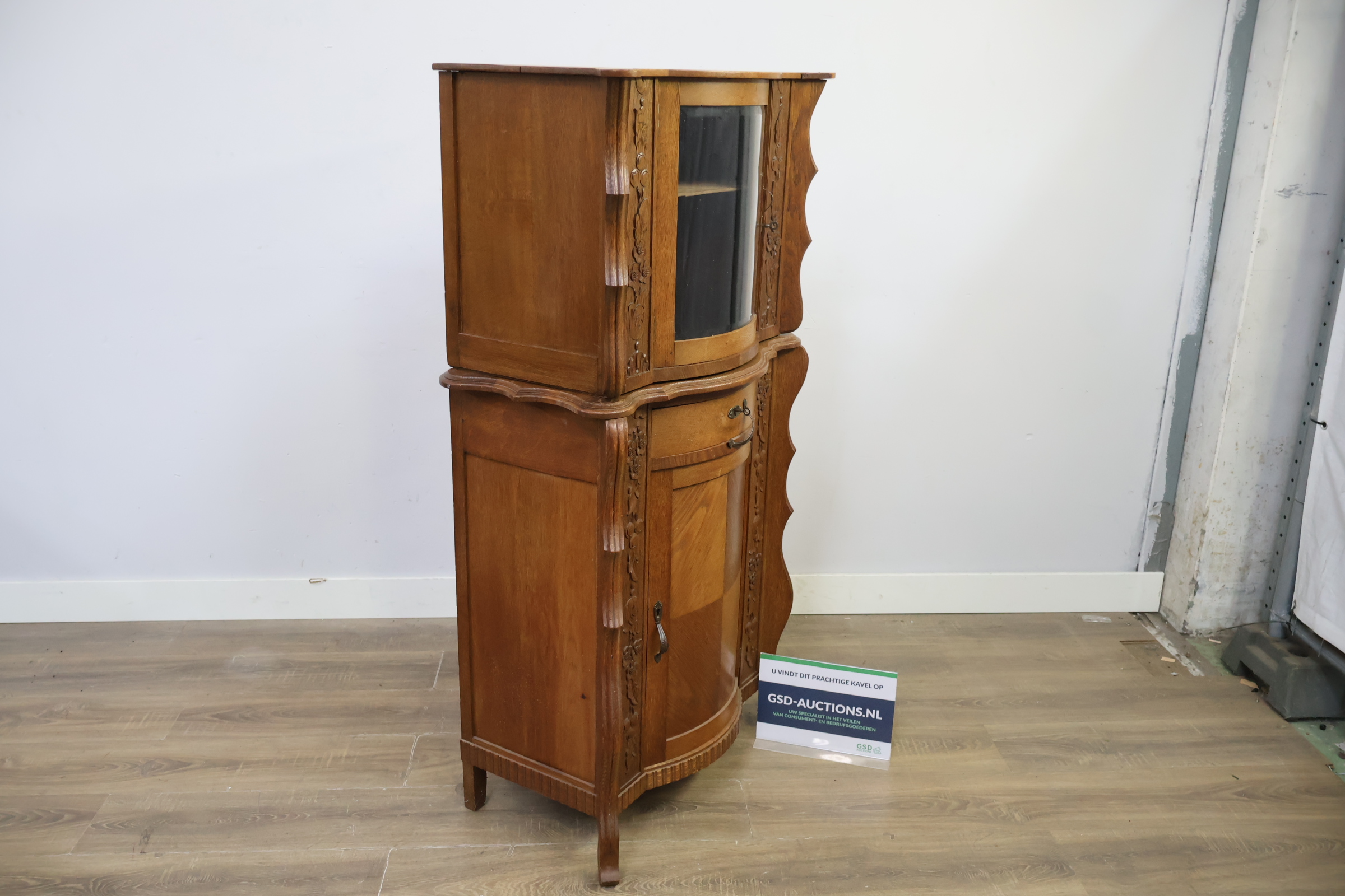 Antieke houten vitrinekast – foto 3 – kavel bij GSD Auctions, Zoeterwoude