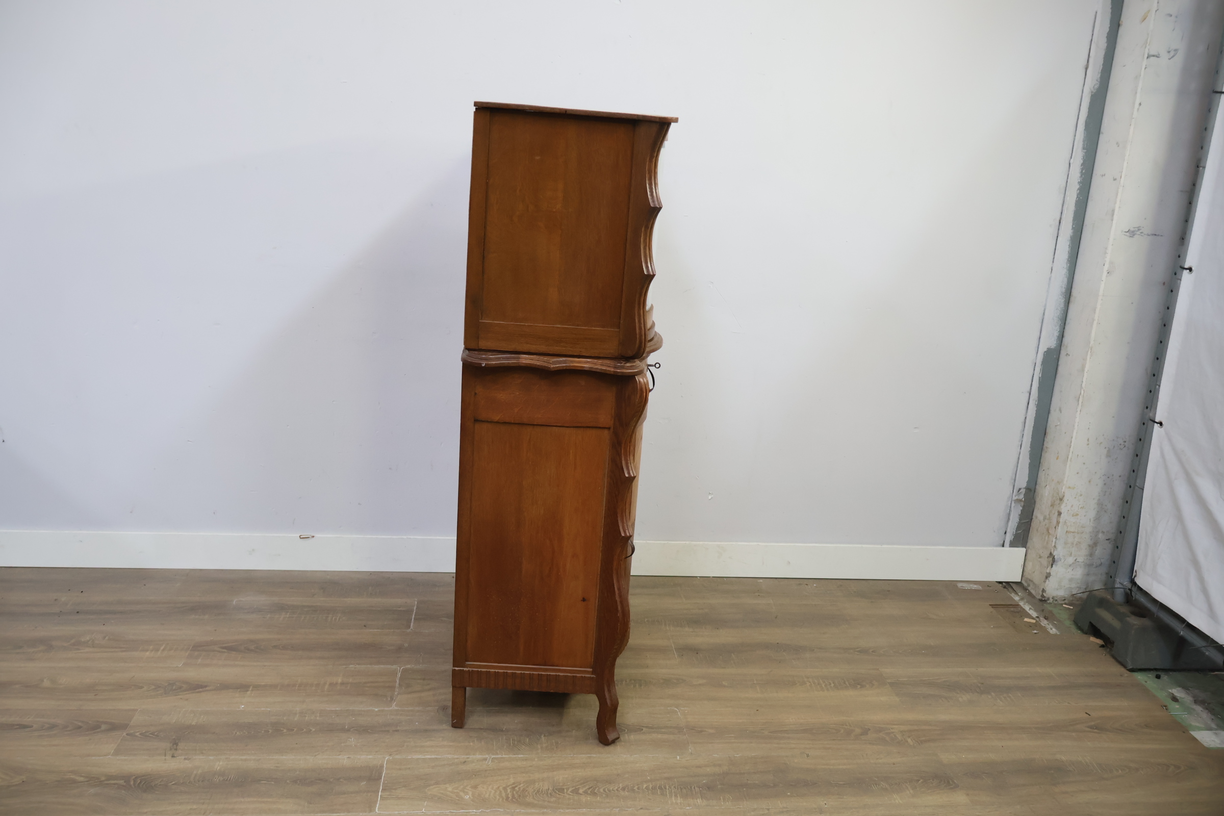 Antieke houten vitrinekast – foto 4 – kavel bij GSD Auctions, Zoeterwoude