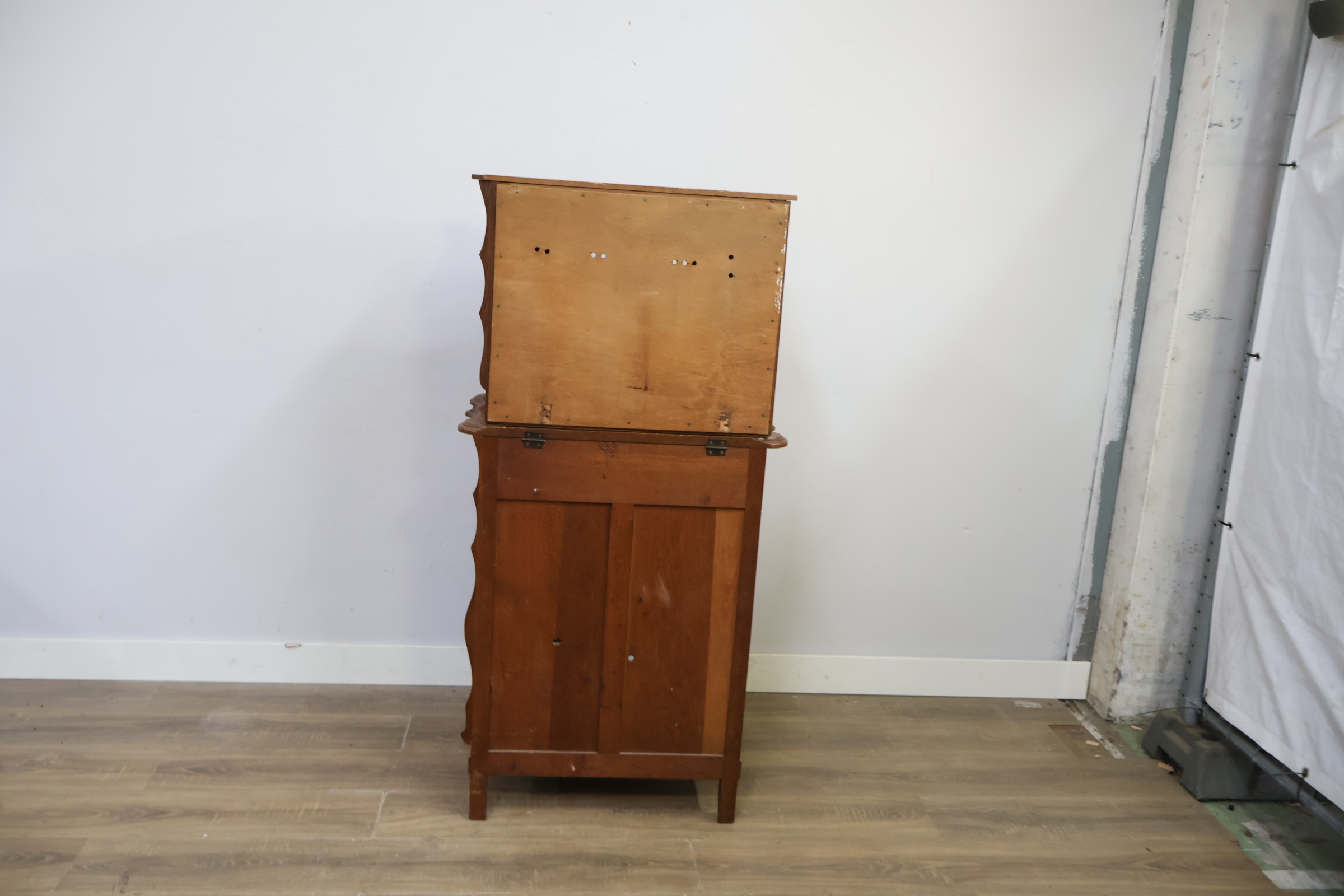 Antieke houten vitrinekast – foto 6 – kavel bij GSD Auctions, Zoeterwoude