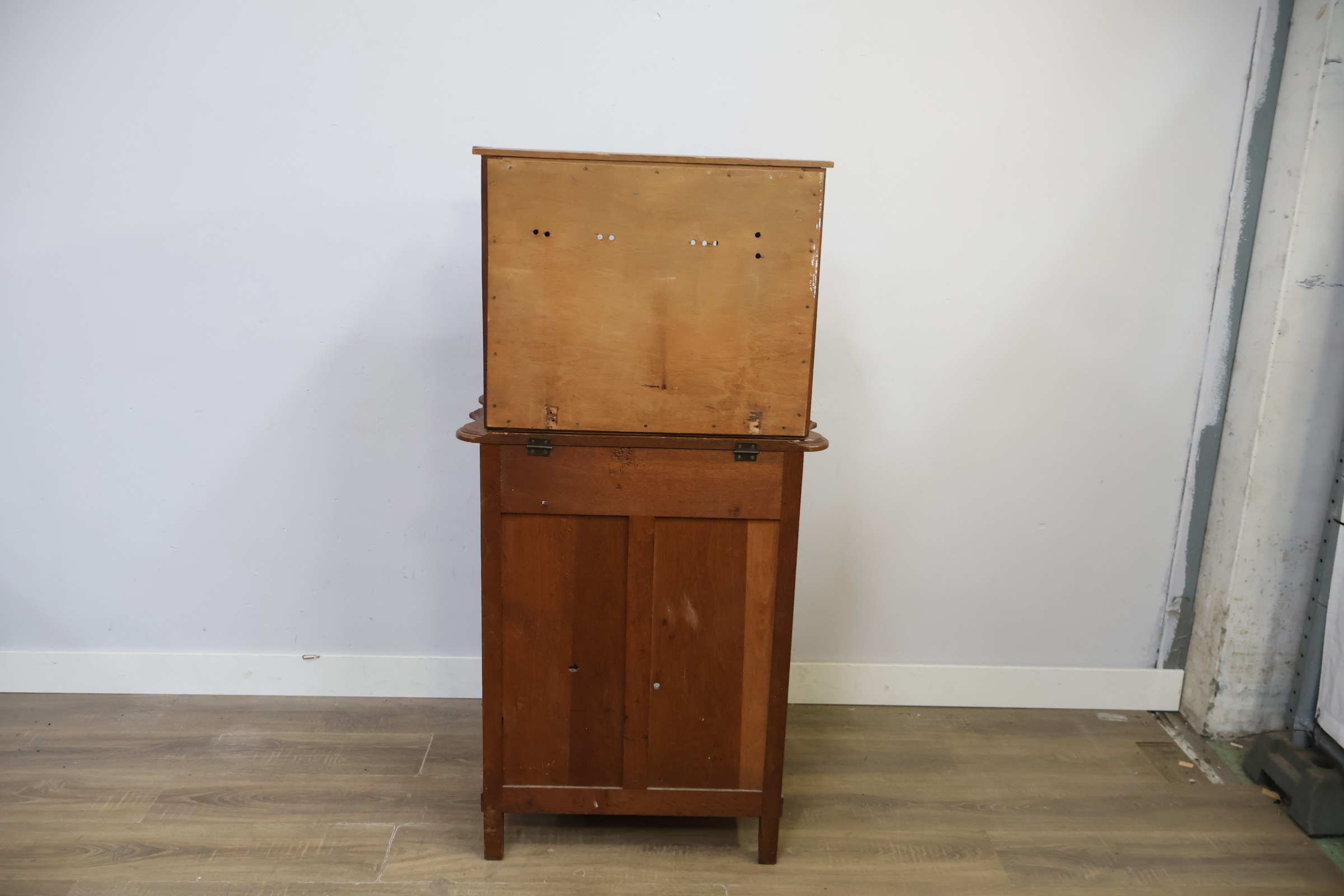 Antieke houten vitrinekast – foto 7 – kavel bij GSD Auctions, Zoeterwoude
