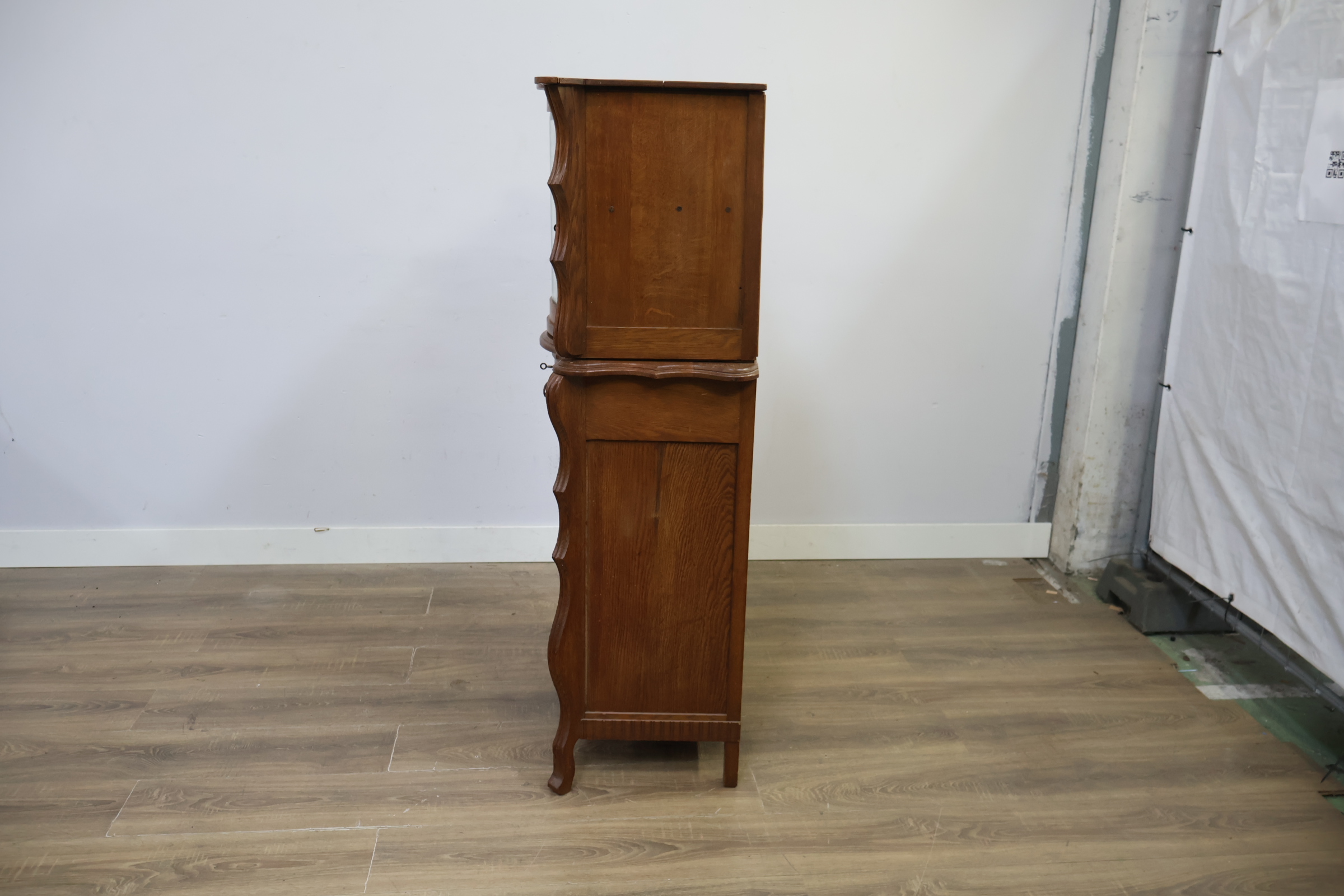 Antieke houten vitrinekast – foto 8 – kavel bij GSD Auctions, Zoeterwoude
