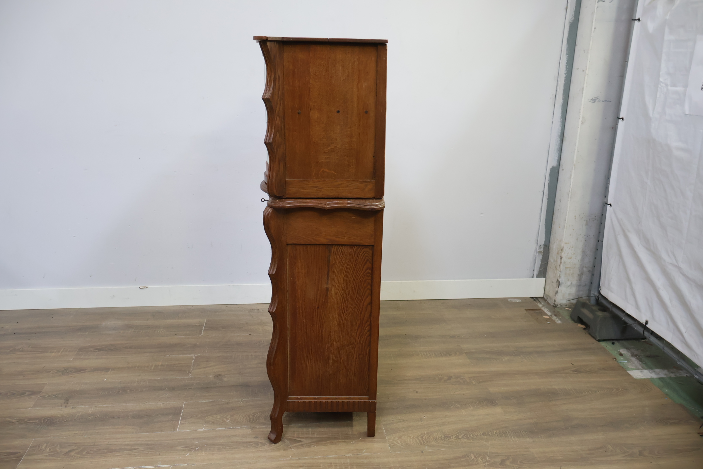 Antieke houten vitrinekast – foto 9 – kavel bij GSD Auctions, Zoeterwoude