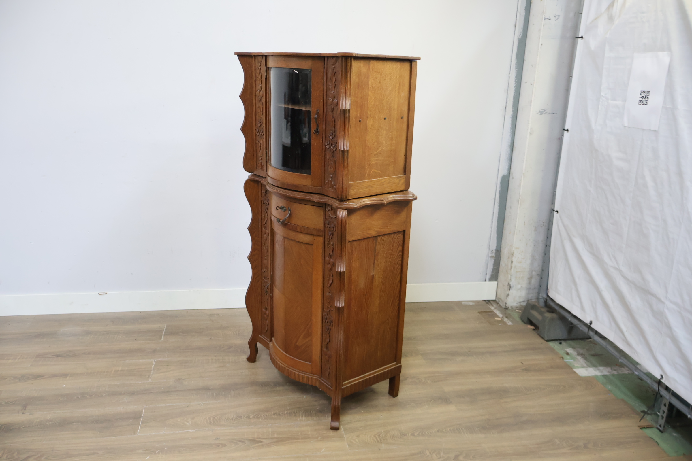 Antieke houten vitrinekast – foto 10 – kavel bij GSD Auctions, Zoeterwoude