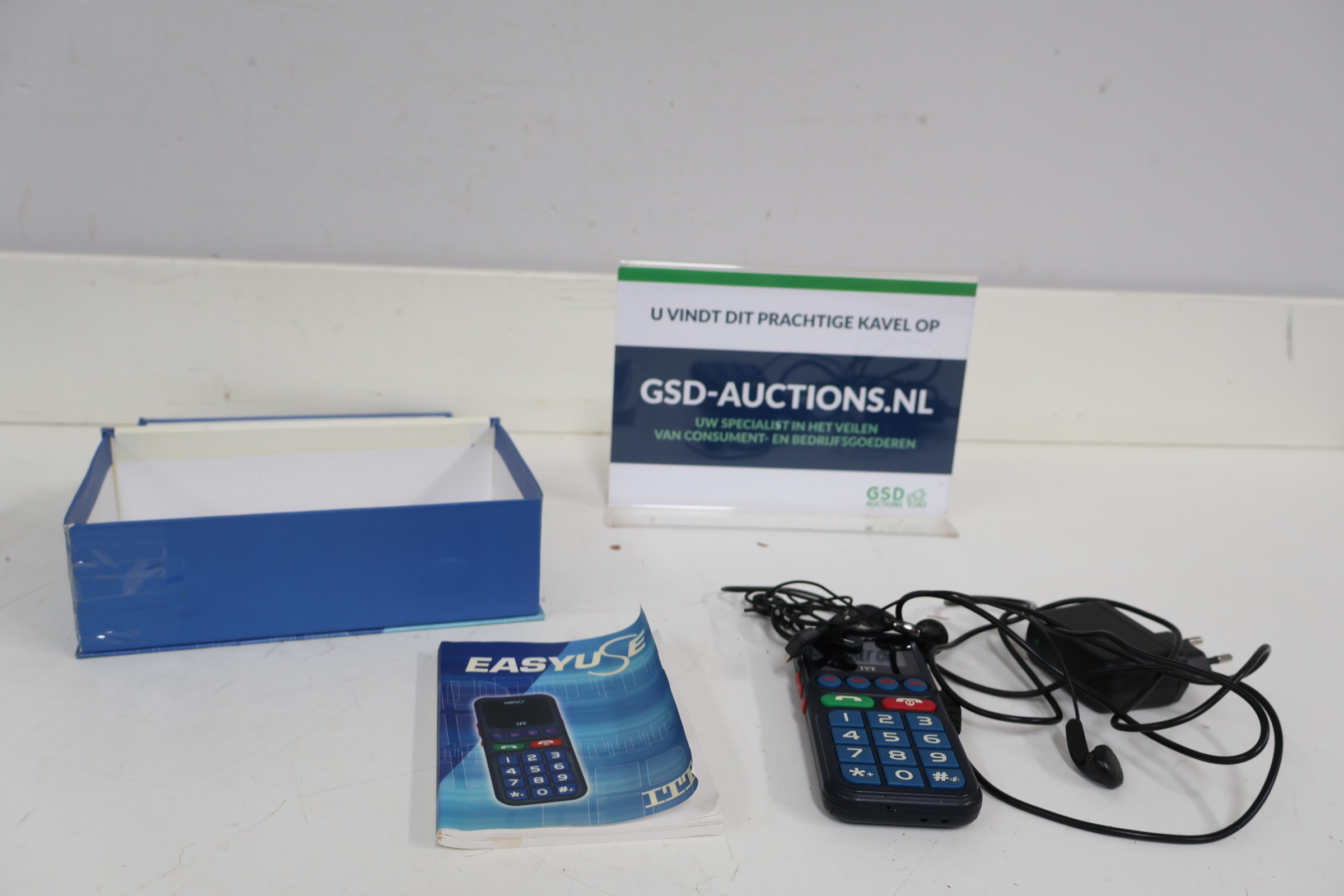 Eenvoudige mobiele telefoon met accessoires – foto 2 – kavel bij GSD Auctions, Zoeterwoude