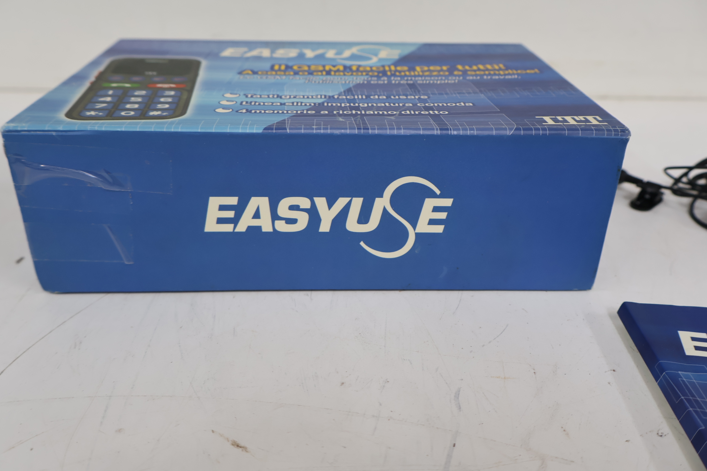 Eenvoudige mobiele telefoon met accessoires – foto 6 – kavel bij GSD Auctions, Zoeterwoude