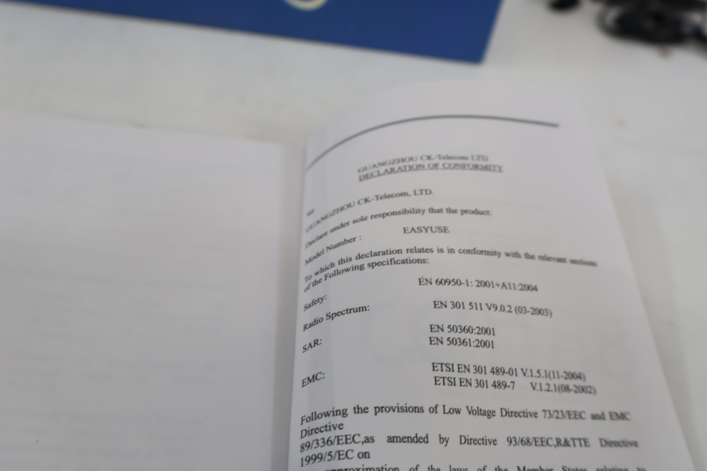 Eenvoudige mobiele telefoon met accessoires – foto 7 – kavel bij GSD Auctions, Zoeterwoude