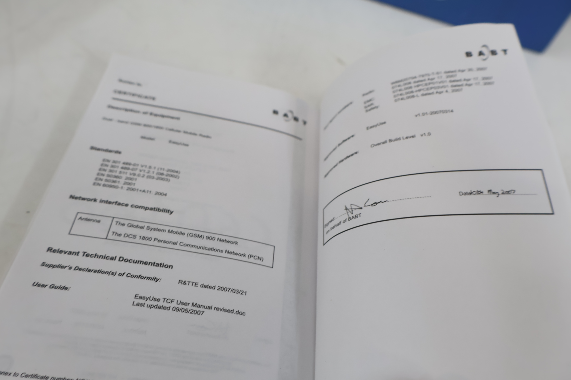 Eenvoudige mobiele telefoon met accessoires – foto 8 – kavel bij GSD Auctions, Zoeterwoude