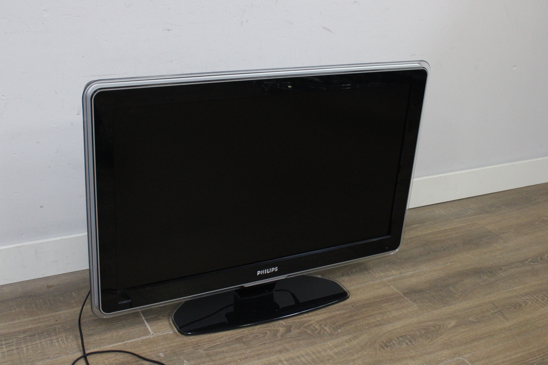 Philips Cineos 37'inch televisie met afstandsbediening' – foto 6 – kavel bij GSD Auctions, Zoeterwoude
