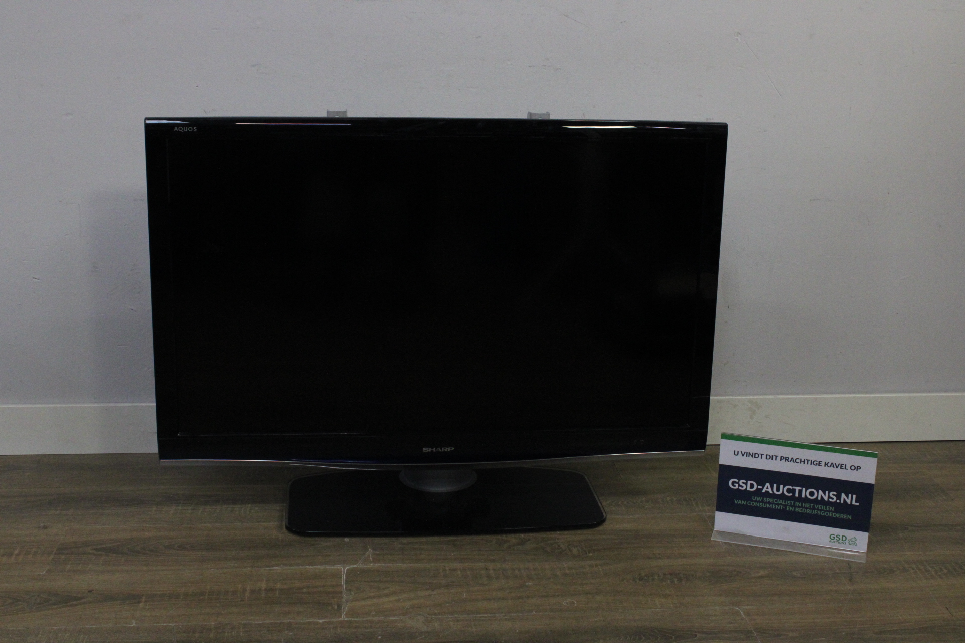 Sharp Aquos televisie - 110x80 cm' – kavel bij GSD Auctions, Zoeterwoude