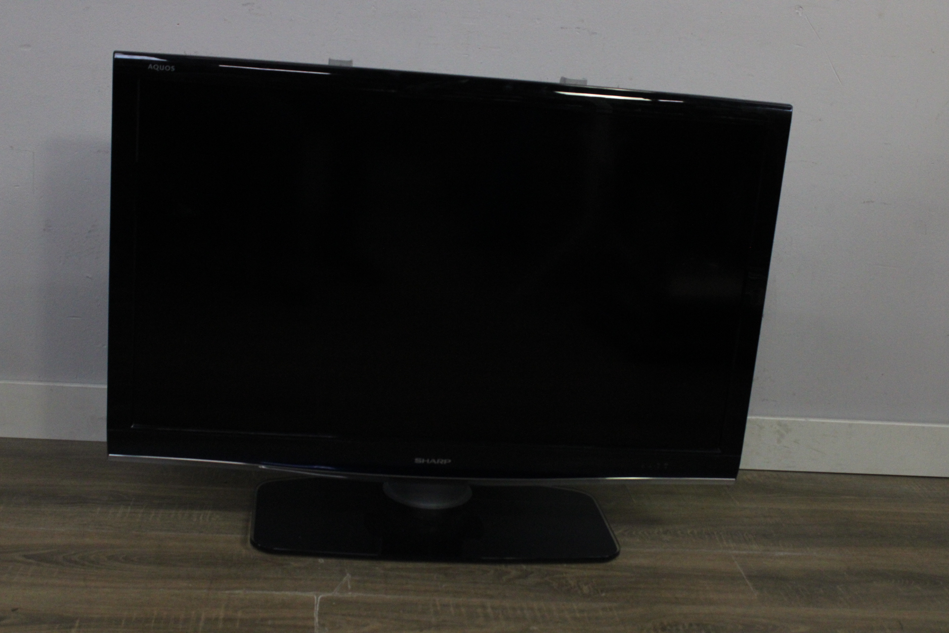 Sharp Aquos televisie - 110x80 cm' – foto 4 – kavel bij GSD Auctions, Zoeterwoude