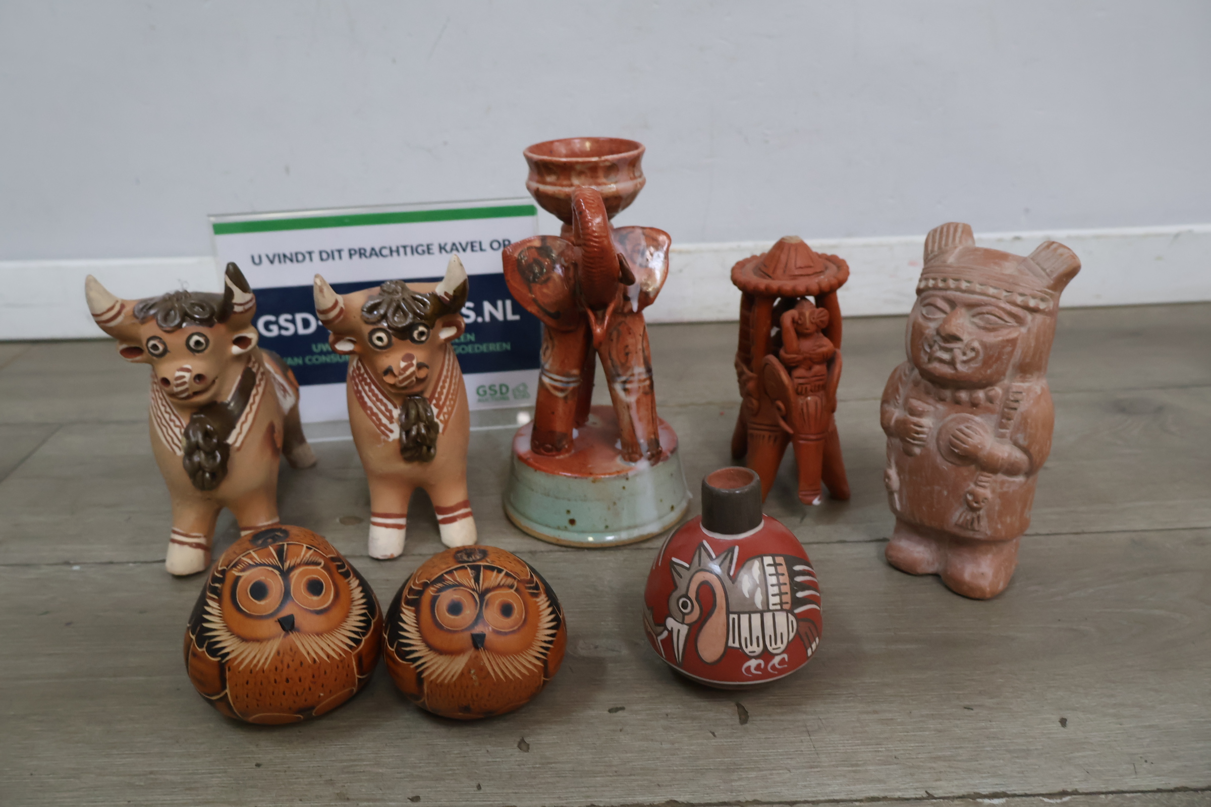 Set decoratieve aardewerken beeldjes en potjes – kavel bij GSD Auctions, Zoeterwoude