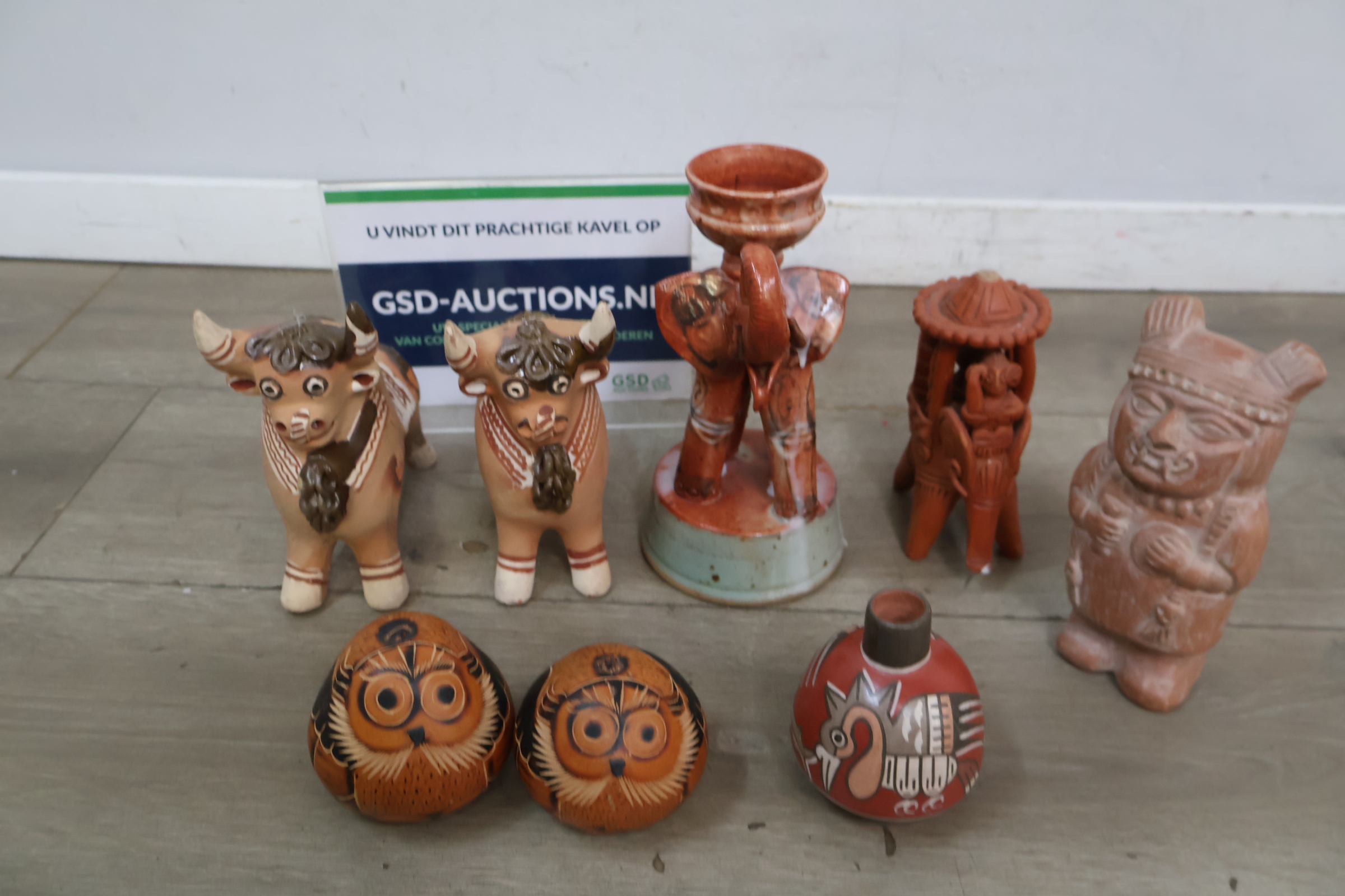 Set decoratieve aardewerken beeldjes en potjes – foto 2 – kavel bij GSD Auctions, Zoeterwoude
