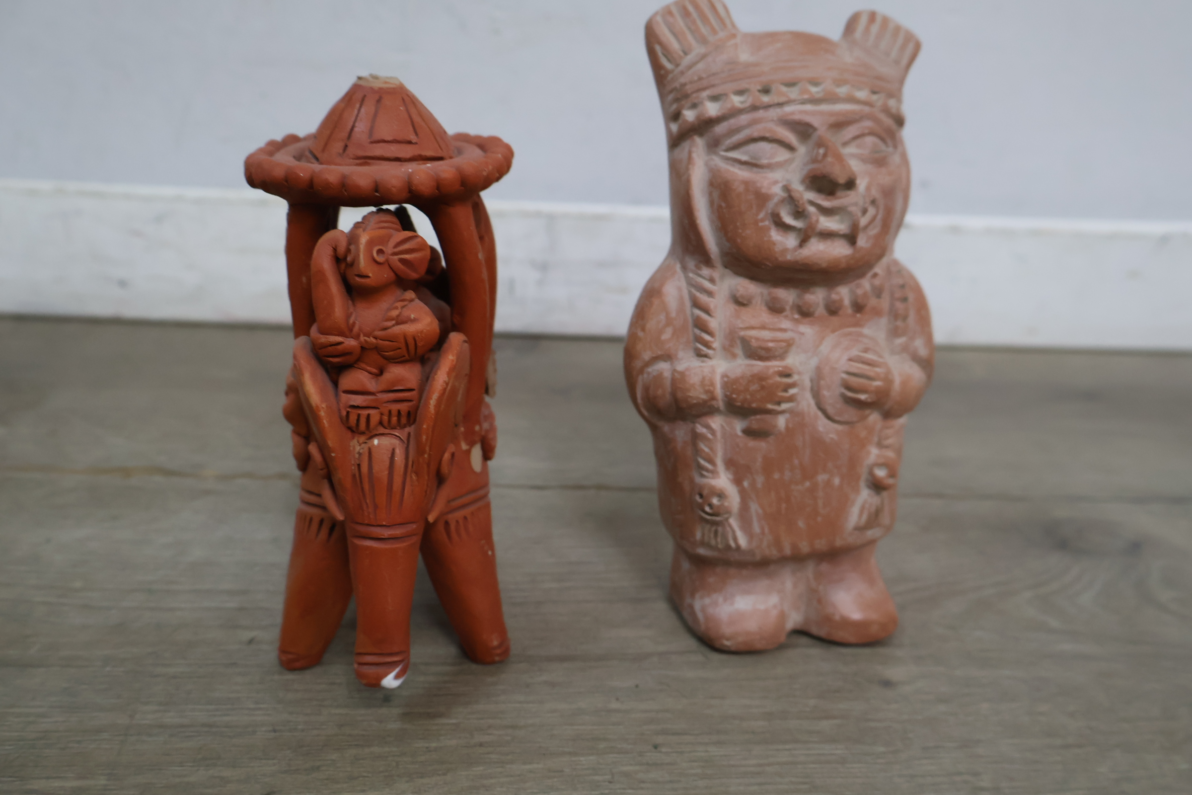 Set decoratieve aardewerken beeldjes en potjes – foto 9 – kavel bij GSD Auctions, Zoeterwoude