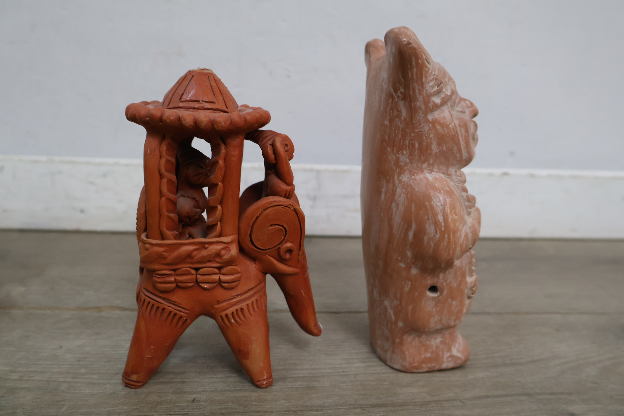 Set decoratieve aardewerken beeldjes en potjes – foto 10 – kavel bij GSD Auctions, Zoeterwoude