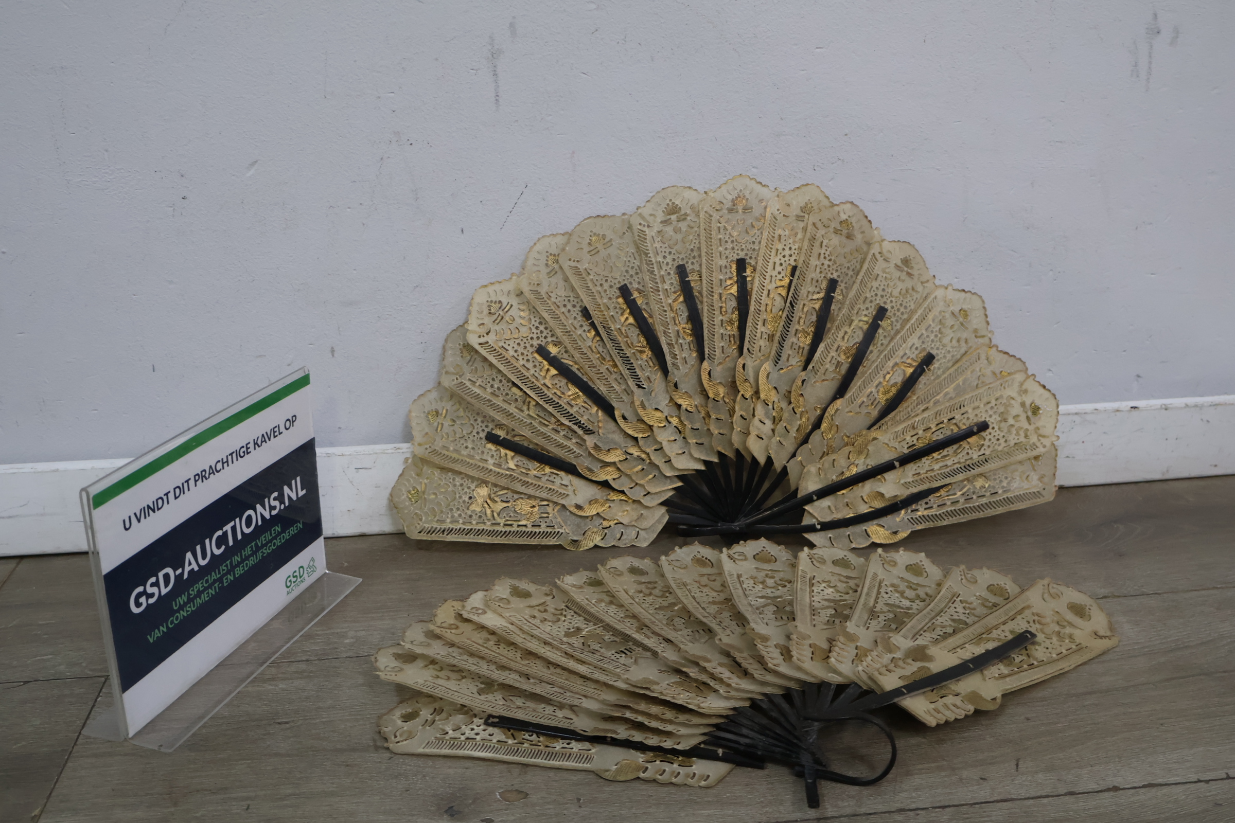 2 decoratieve waaier met goudkleurige details – kavel bij GSD Auctions, Zoeterwoude