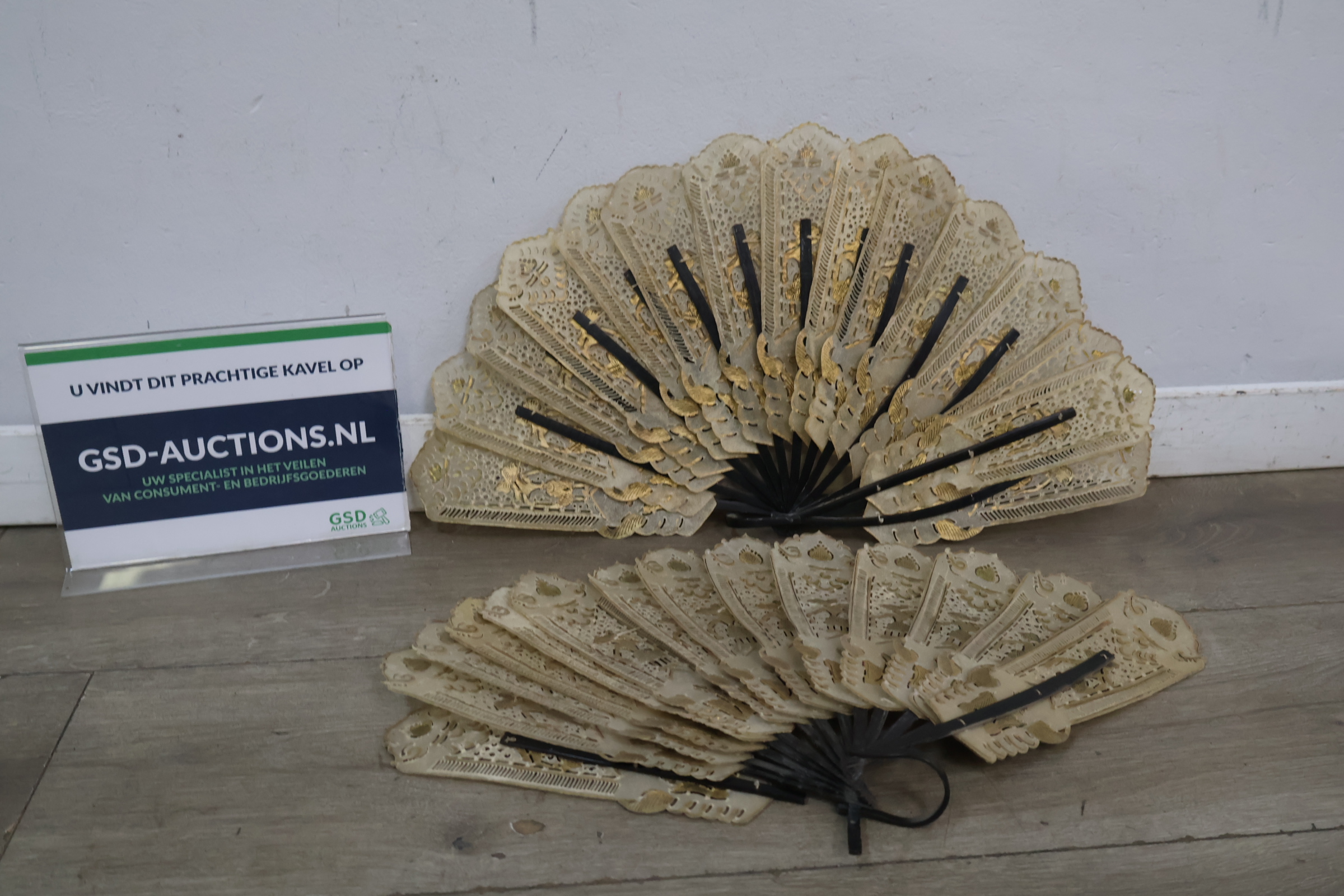 2 decoratieve waaier met goudkleurige details – foto 2 – kavel bij GSD Auctions, Zoeterwoude