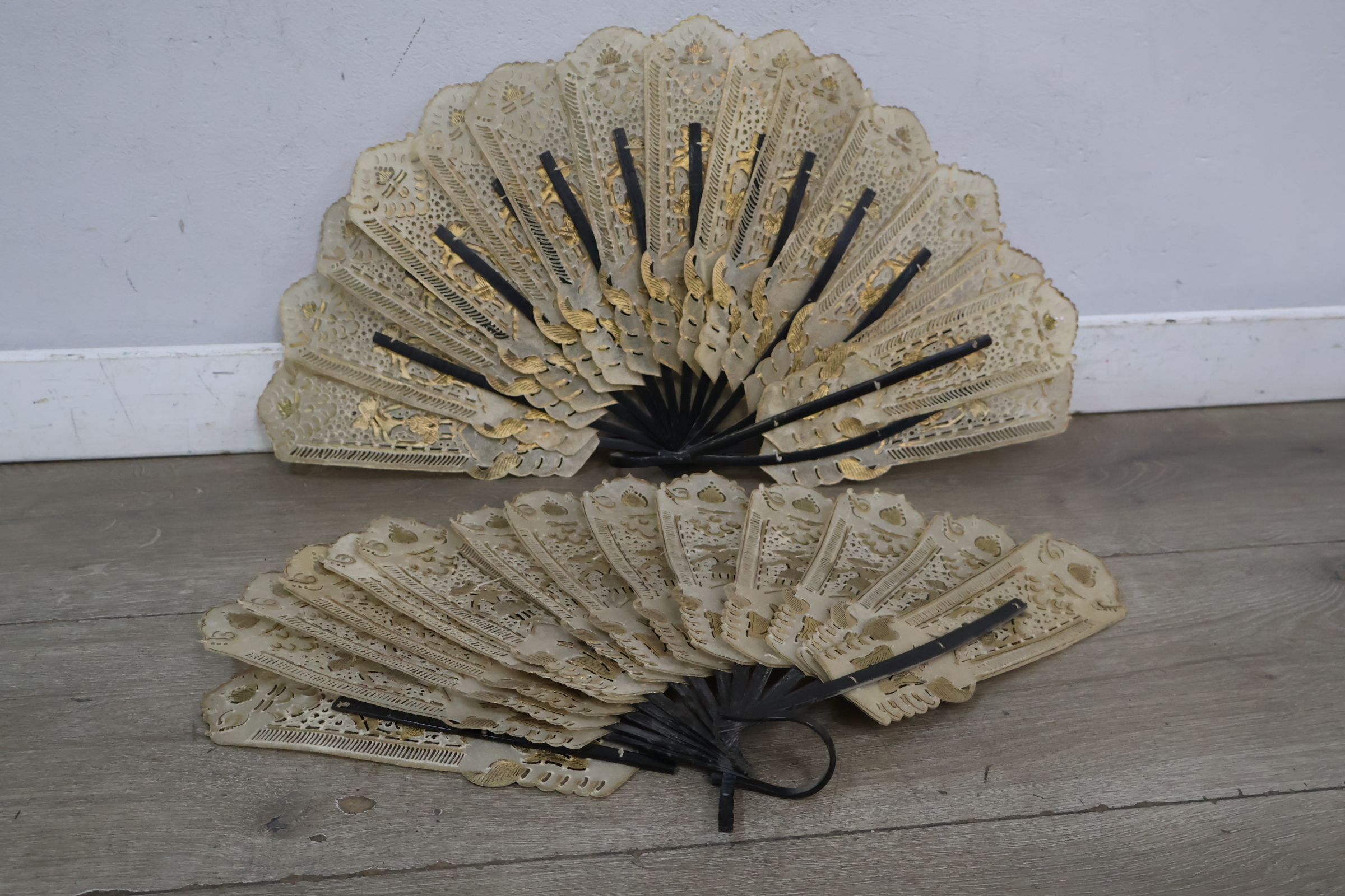 2 decoratieve waaier met goudkleurige details – foto 3 – kavel bij GSD Auctions, Zoeterwoude