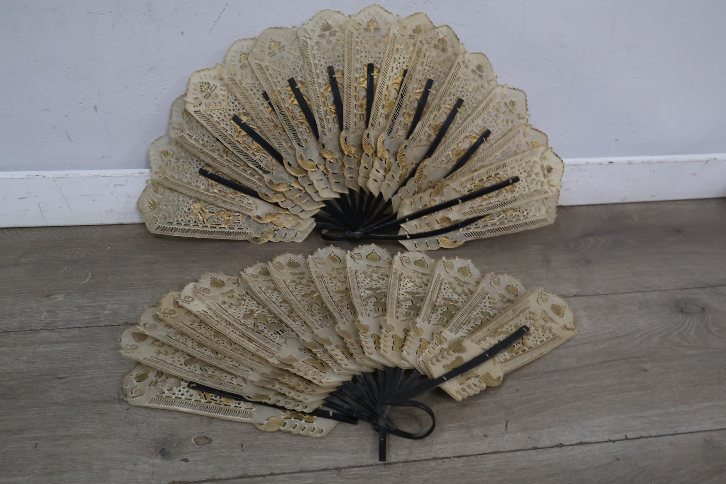 2 decoratieve waaier met goudkleurige details – foto 4 – kavel bij GSD Auctions, Zoeterwoude